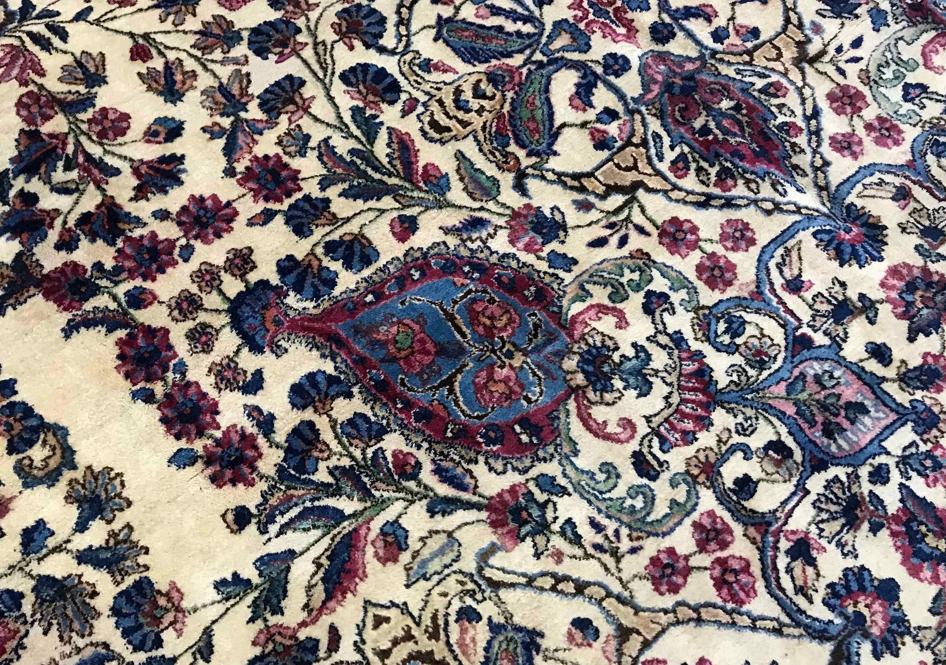 Perse Tapis persan traditionnel de luxe Kerman ivoire/bleu tissé à la main, vers 1940 en vente