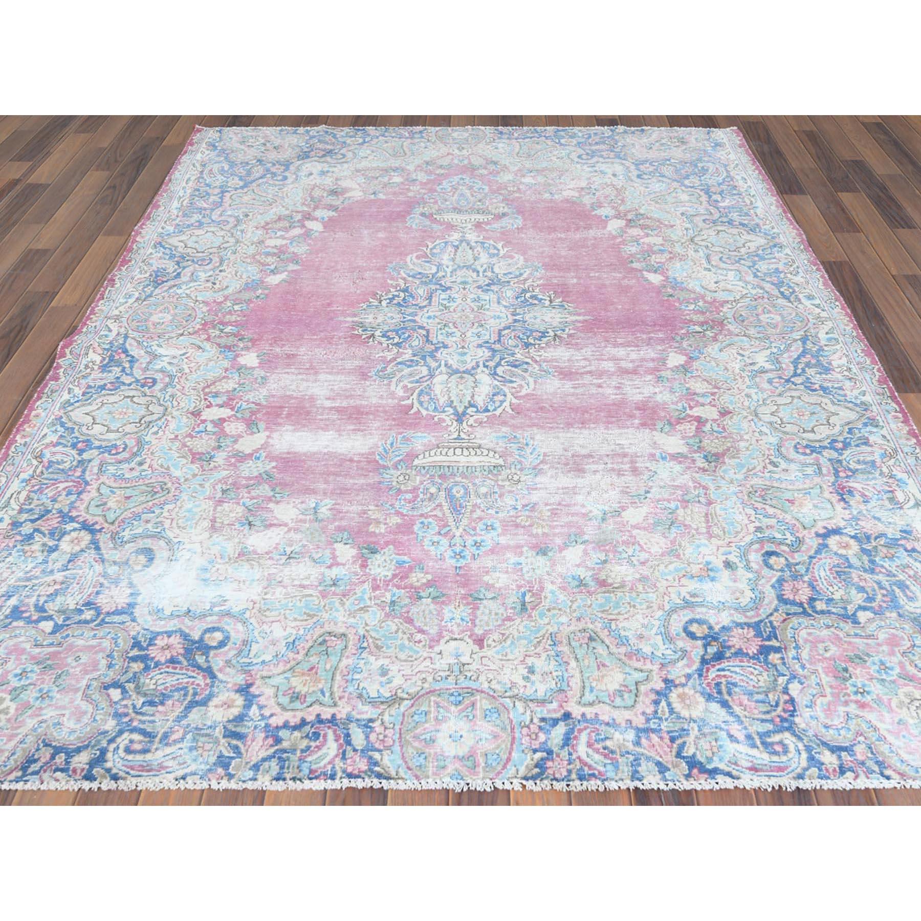 Persischer Kerman-Teppich im Vintage-Stil, im Used-Look, getragener Wollteppich in Daunenform, handgeknüpft (Mittelalterlich) im Angebot