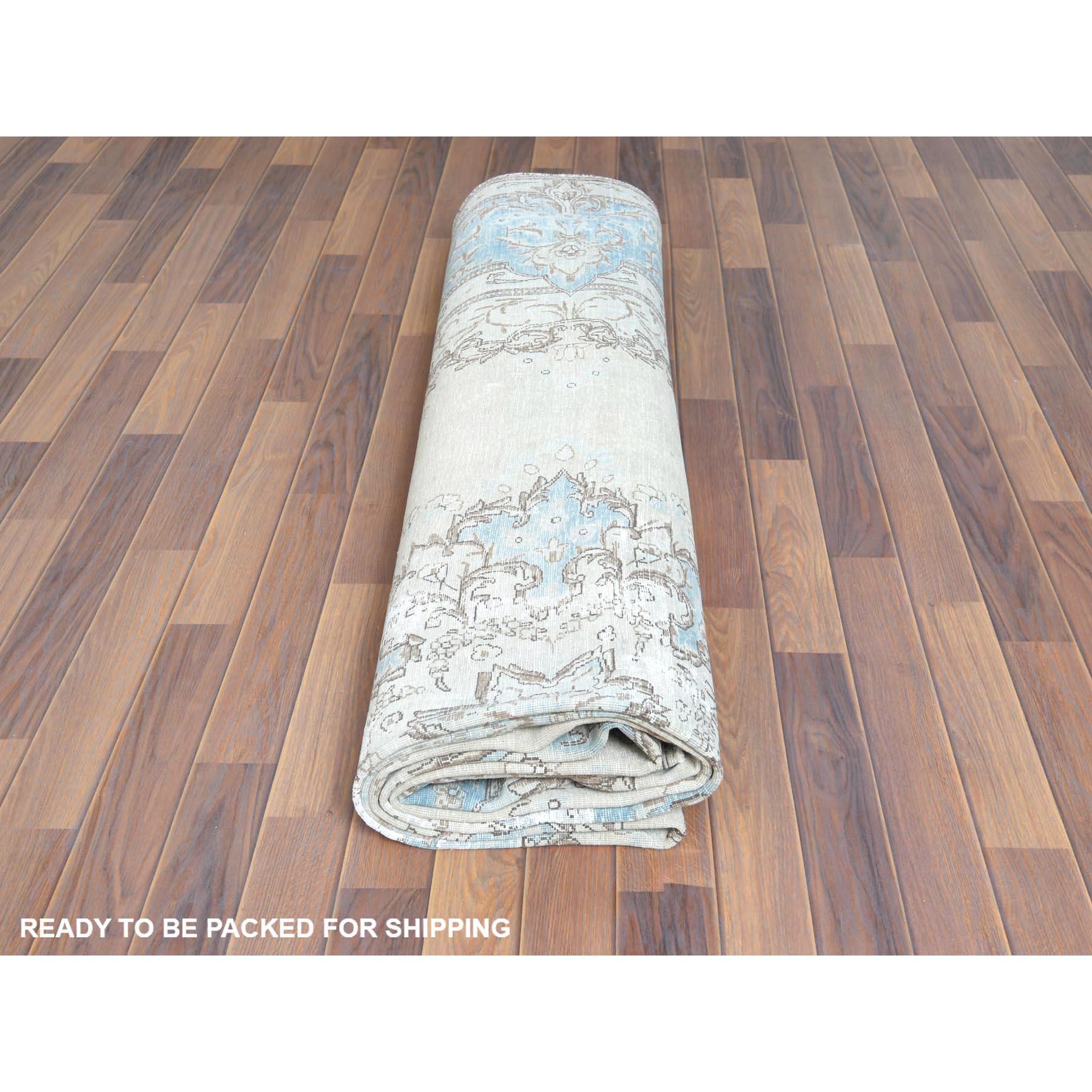 Tapis persan vintage Kerman, look vieilli, en laine usée, tondu à la main, noué à la main en vente 2