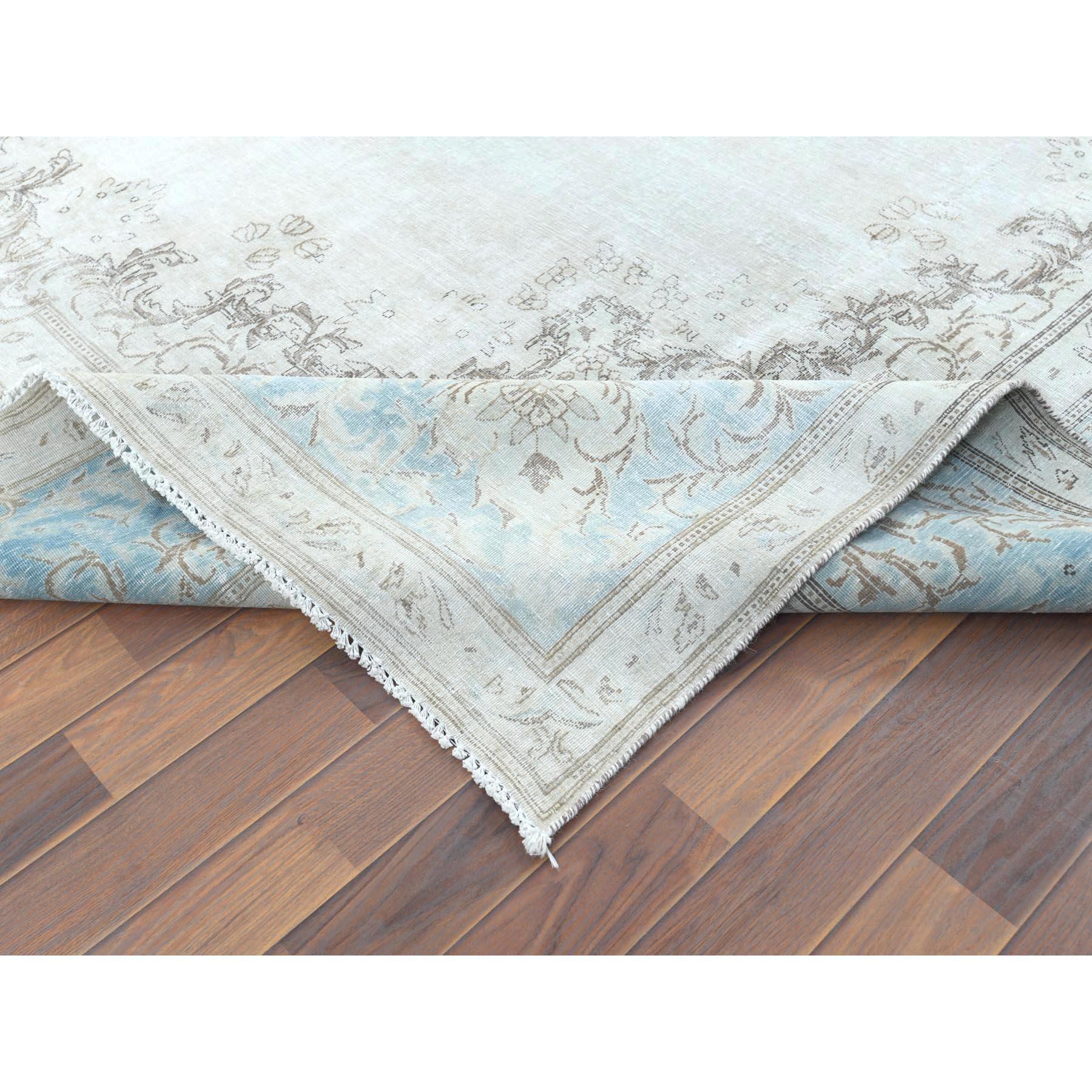 Milieu du XXe siècle Tapis persan vintage Kerman, look vieilli, en laine usée, tondu à la main, noué à la main en vente