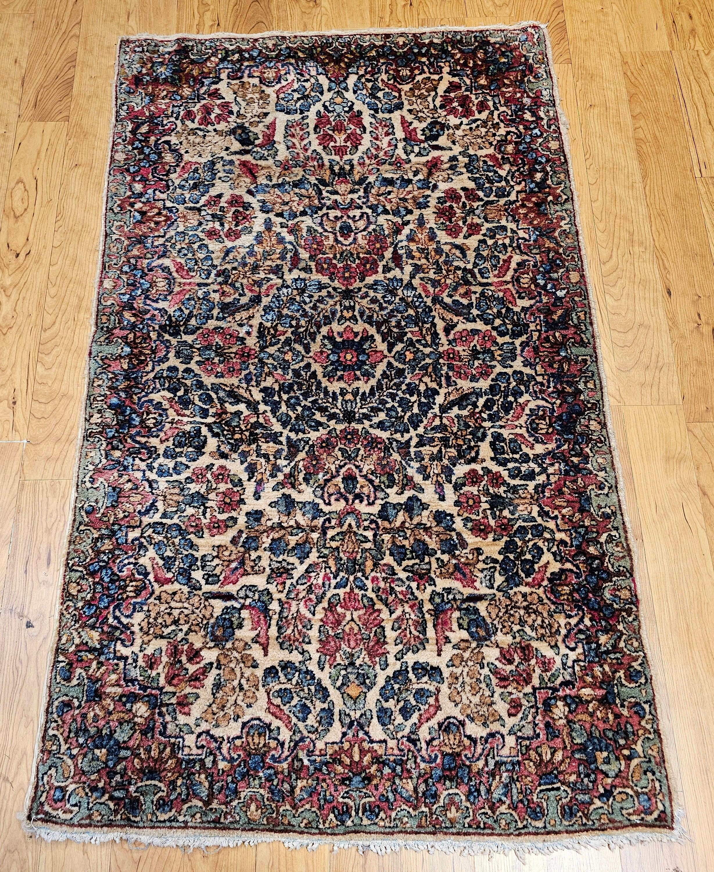 Bunt und sehr schön persisch  Kerman Lavar-Teppich aus den frühen 1900er Jahren mit floralem Allover-Muster. Die Blumensträuße auf dem Feld haben wunderbare Farben, darunter persisches Blau, Rot, Rosa und Grün, alle auf einem cremefarbenen