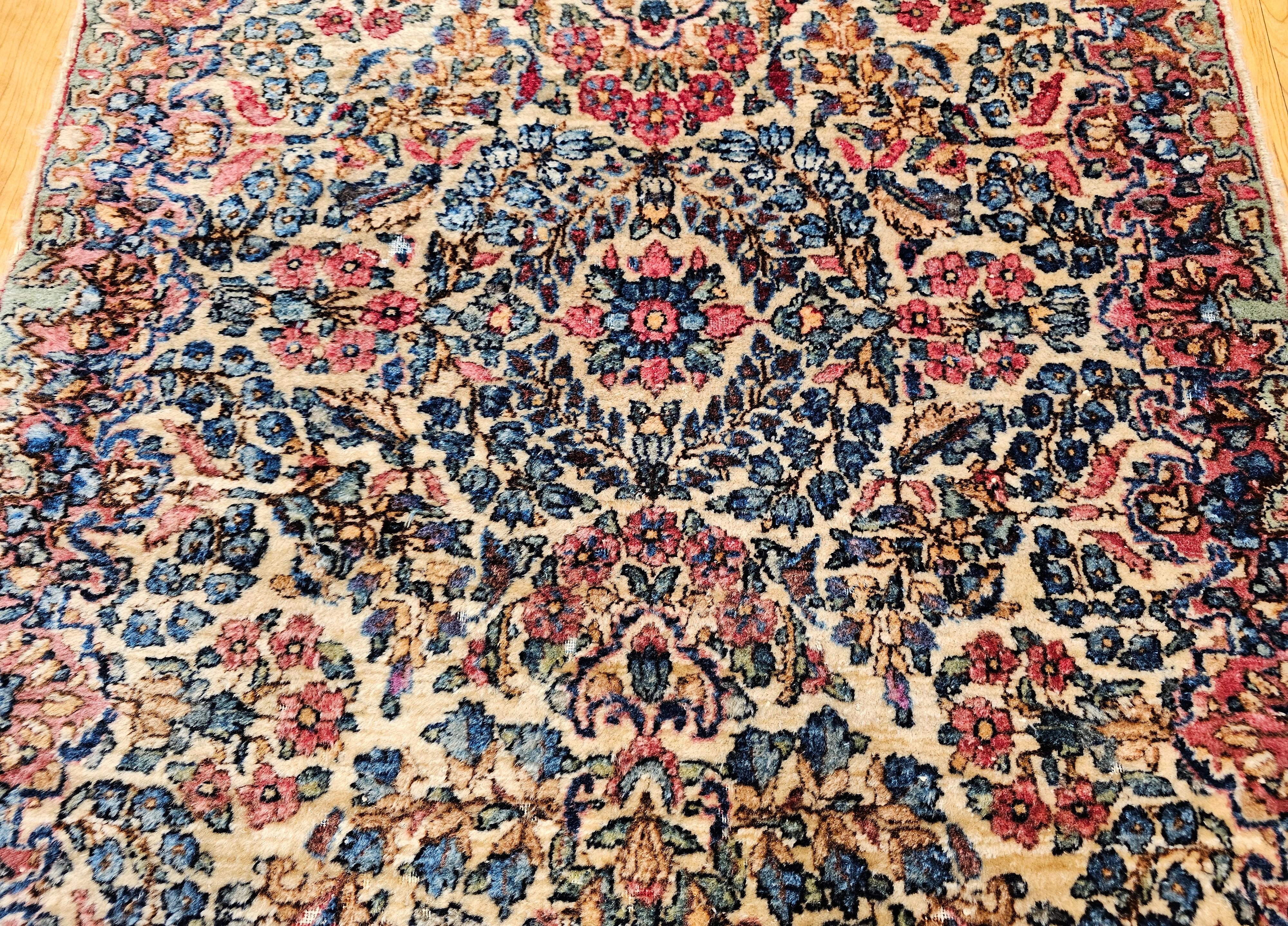 Persischer Kerman im Allover-Blumenmuster, Vintage im Zustand „Gut“ im Angebot in Barrington, IL