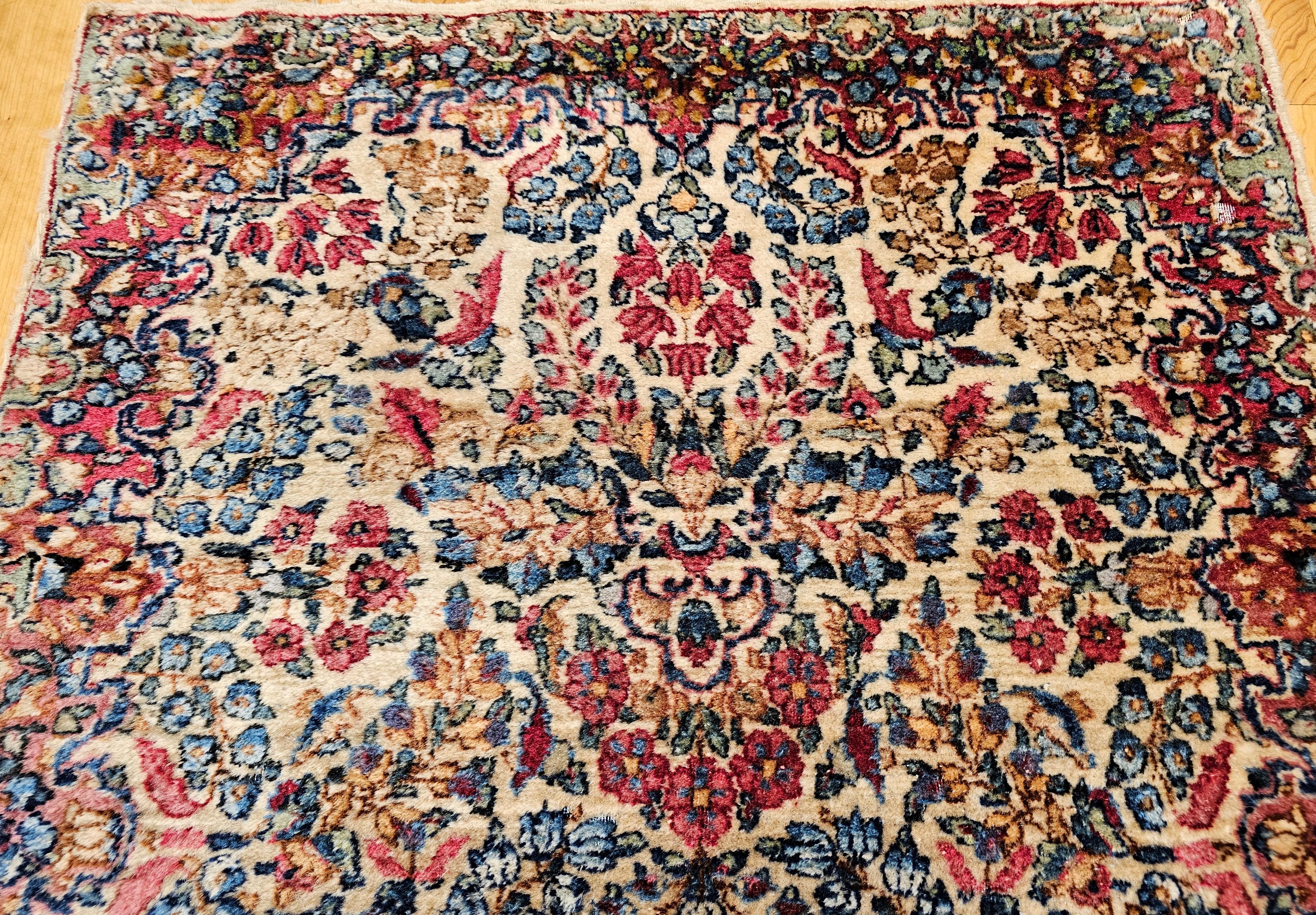 Persischer Kerman im Allover-Blumenmuster, Vintage (20. Jahrhundert) im Angebot