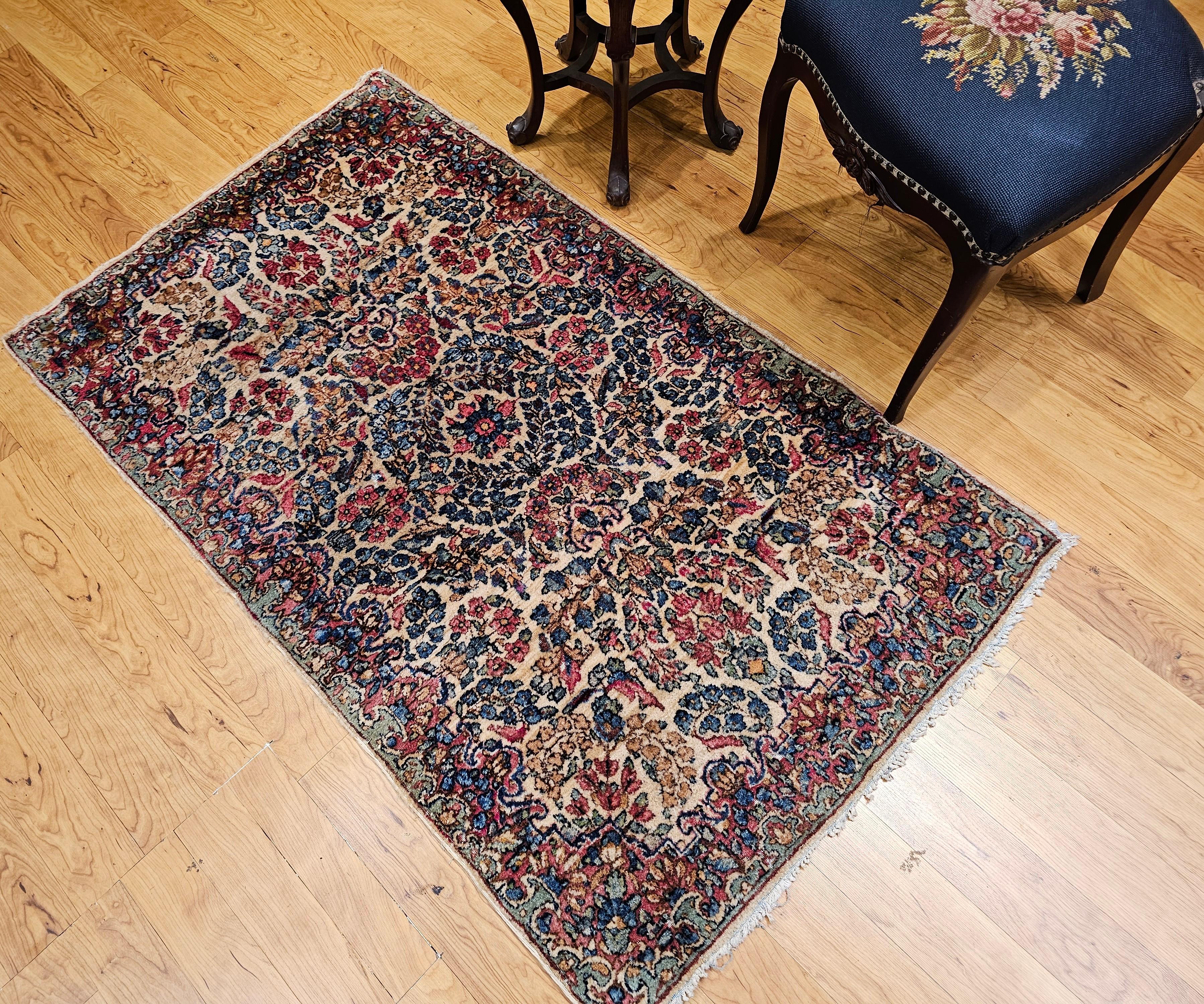 Persischer Kerman im Allover-Blumenmuster, Vintage im Angebot 1