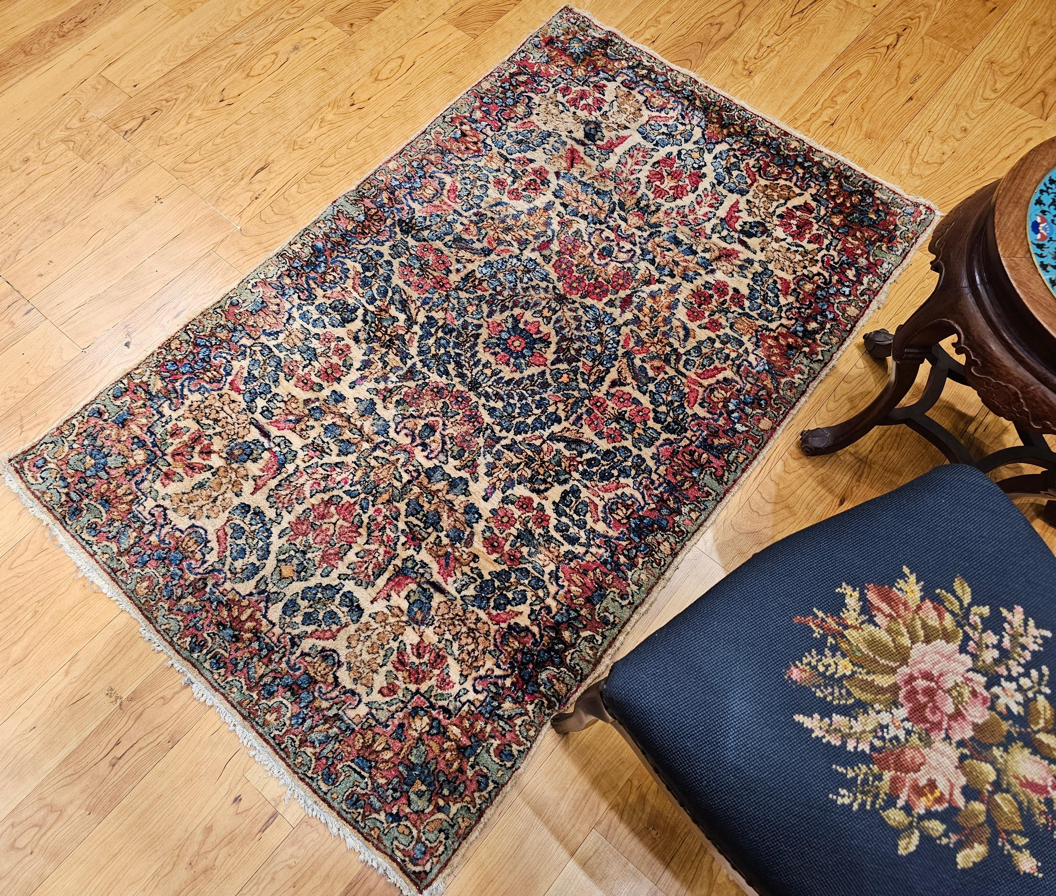 Persischer Kerman im Allover-Blumenmuster, Vintage im Angebot 3