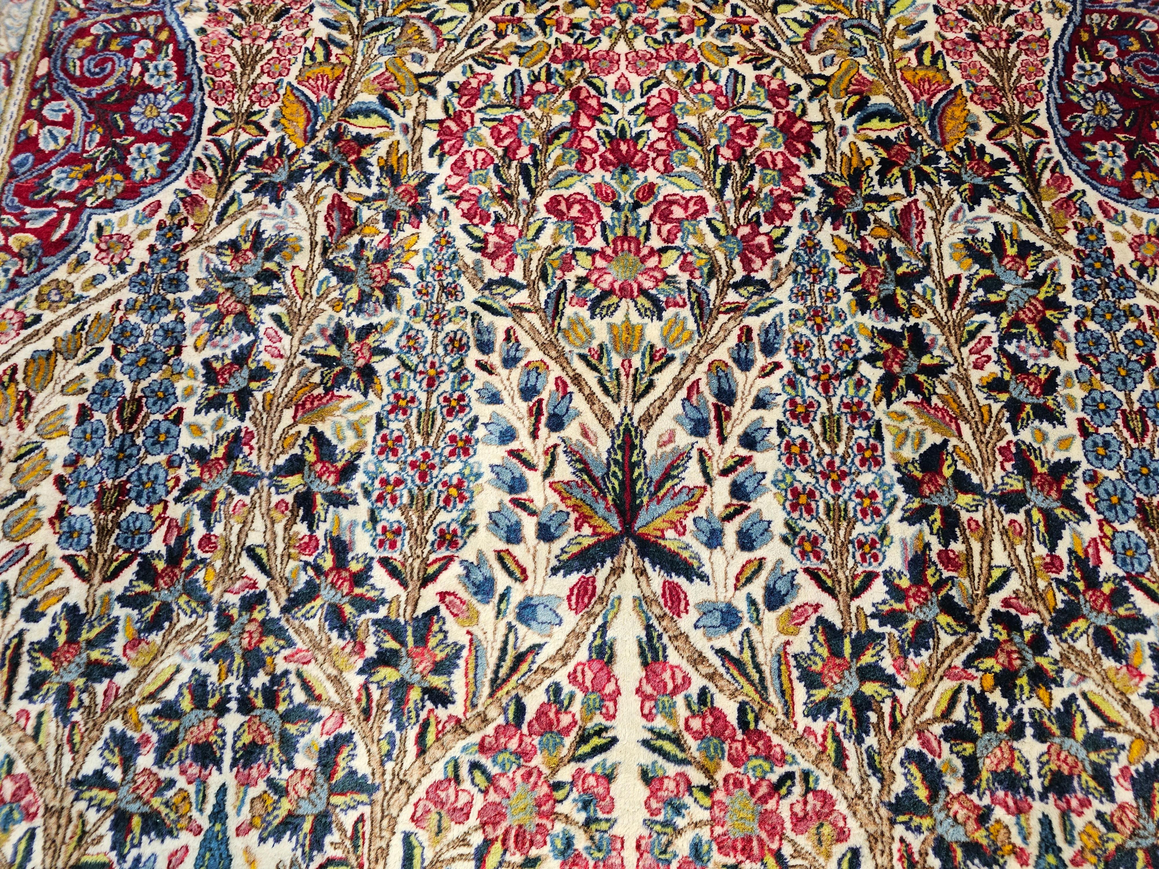 Vintage By  Persischer Kerman Lavar in einem Baum des Lebens-Muster in Elfenbein, Rot, Grün im Angebot 2