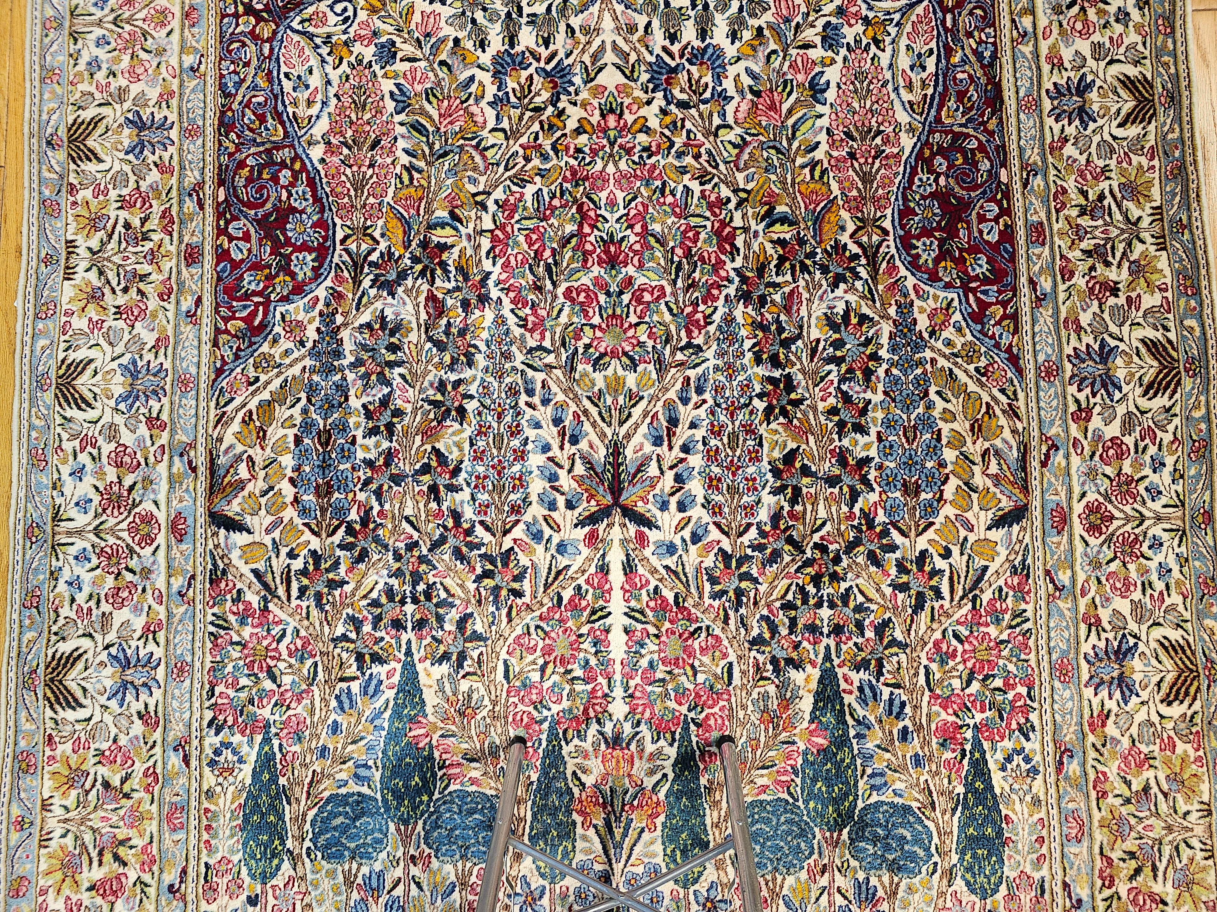 Vintage By  Persischer Kerman Lavar in einem Baum des Lebens-Muster in Elfenbein, Rot, Grün (Mitte des 20. Jahrhunderts) im Angebot