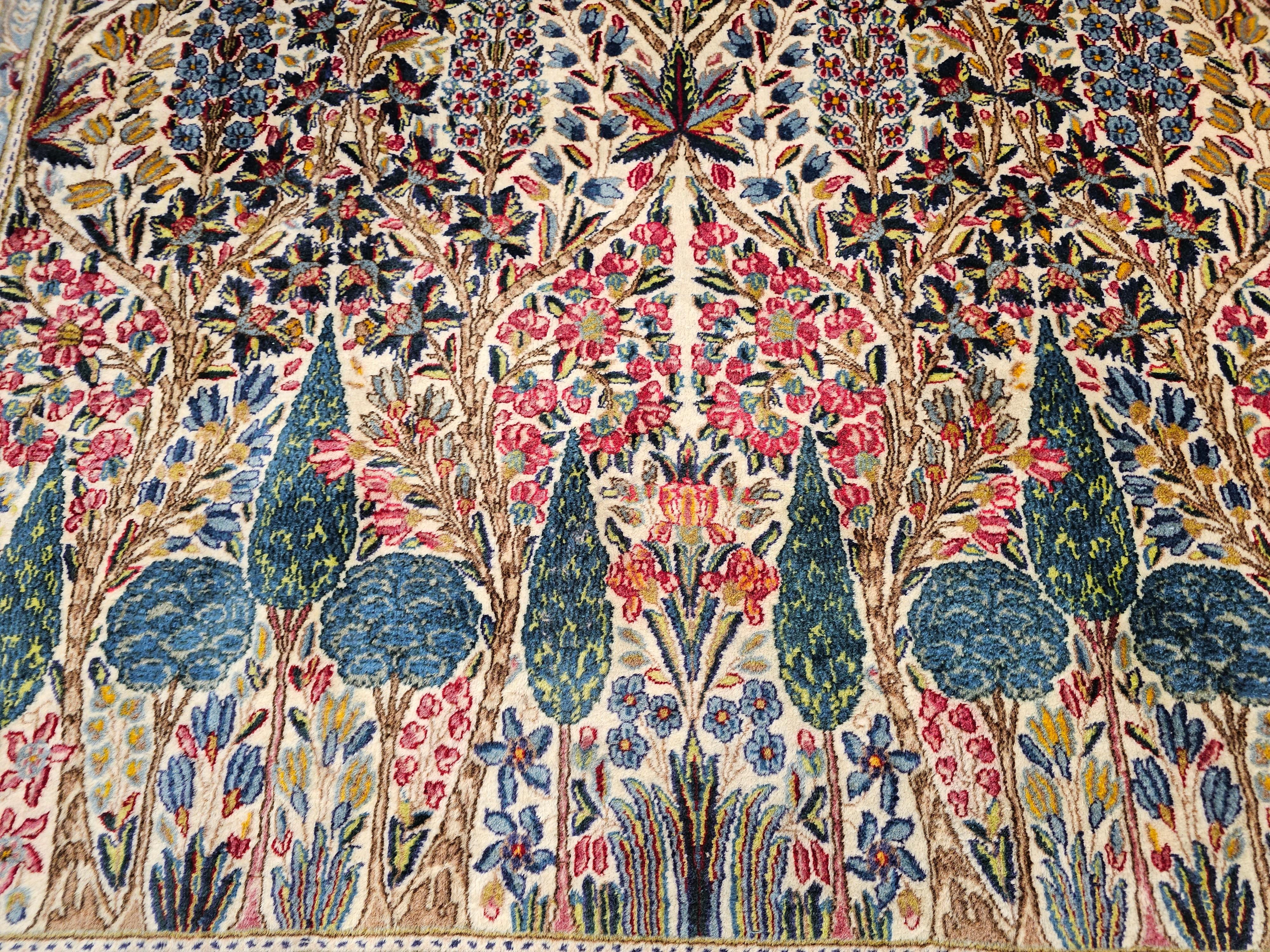 Vintage By  Persischer Kerman Lavar in einem Baum des Lebens-Muster in Elfenbein, Rot, Grün im Angebot 1