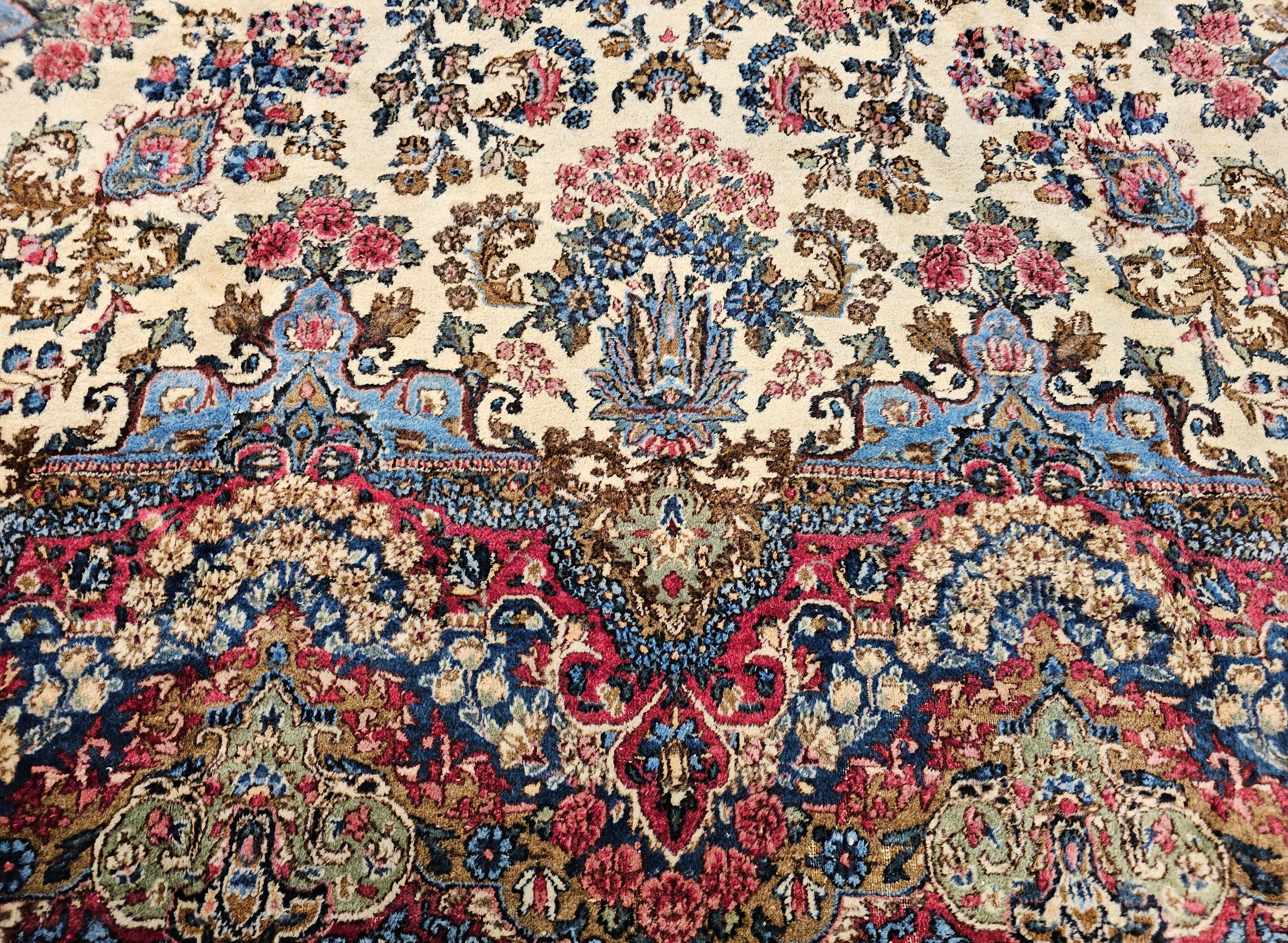 Persischer Kerman Lavar Vintage in Allover-Blumenmuster in Elfenbein, Rot, Rosa, Blau im Angebot 1