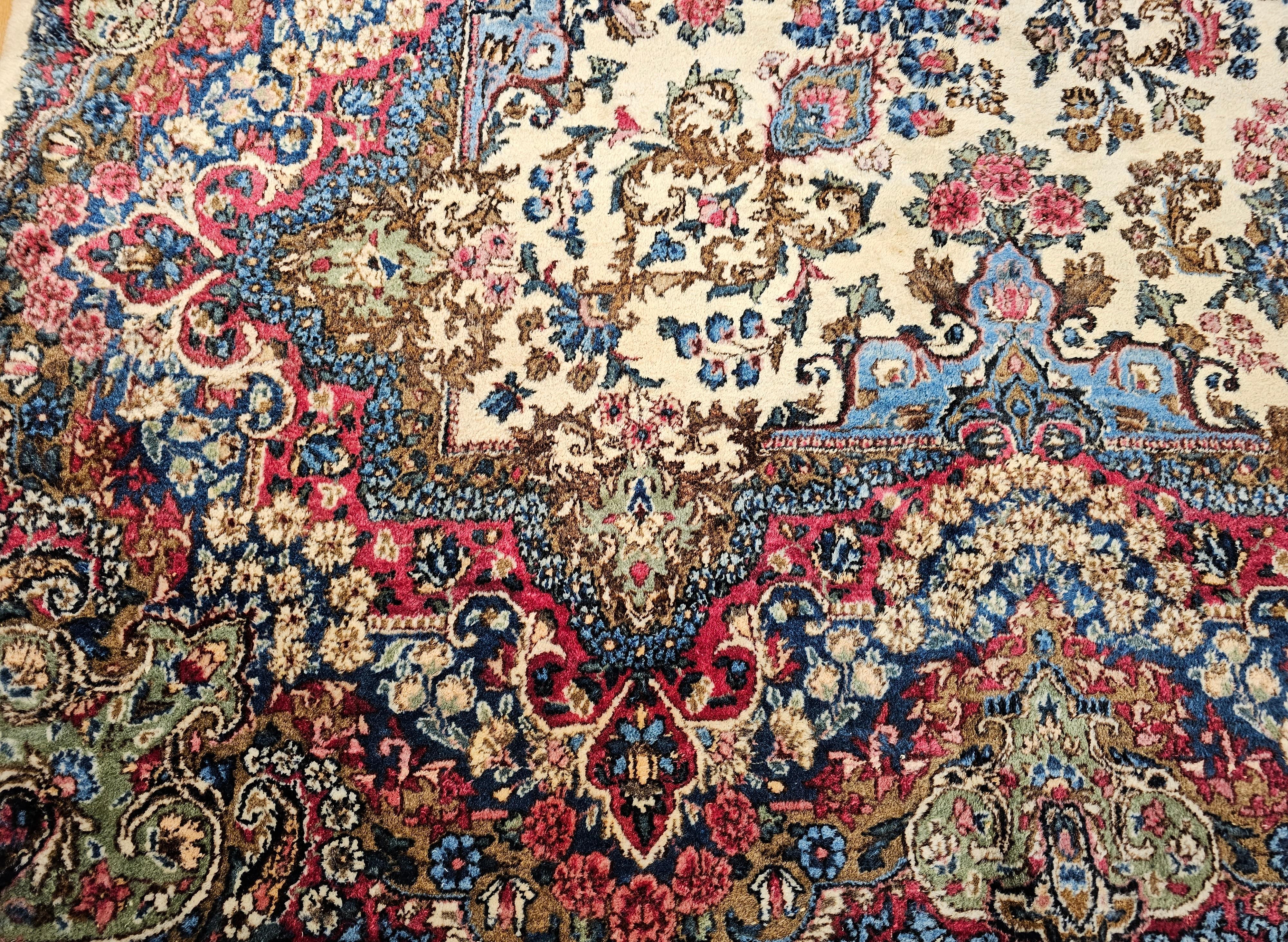 Persischer Kerman Lavar Vintage in Allover-Blumenmuster in Elfenbein, Rot, Rosa, Blau im Angebot 2
