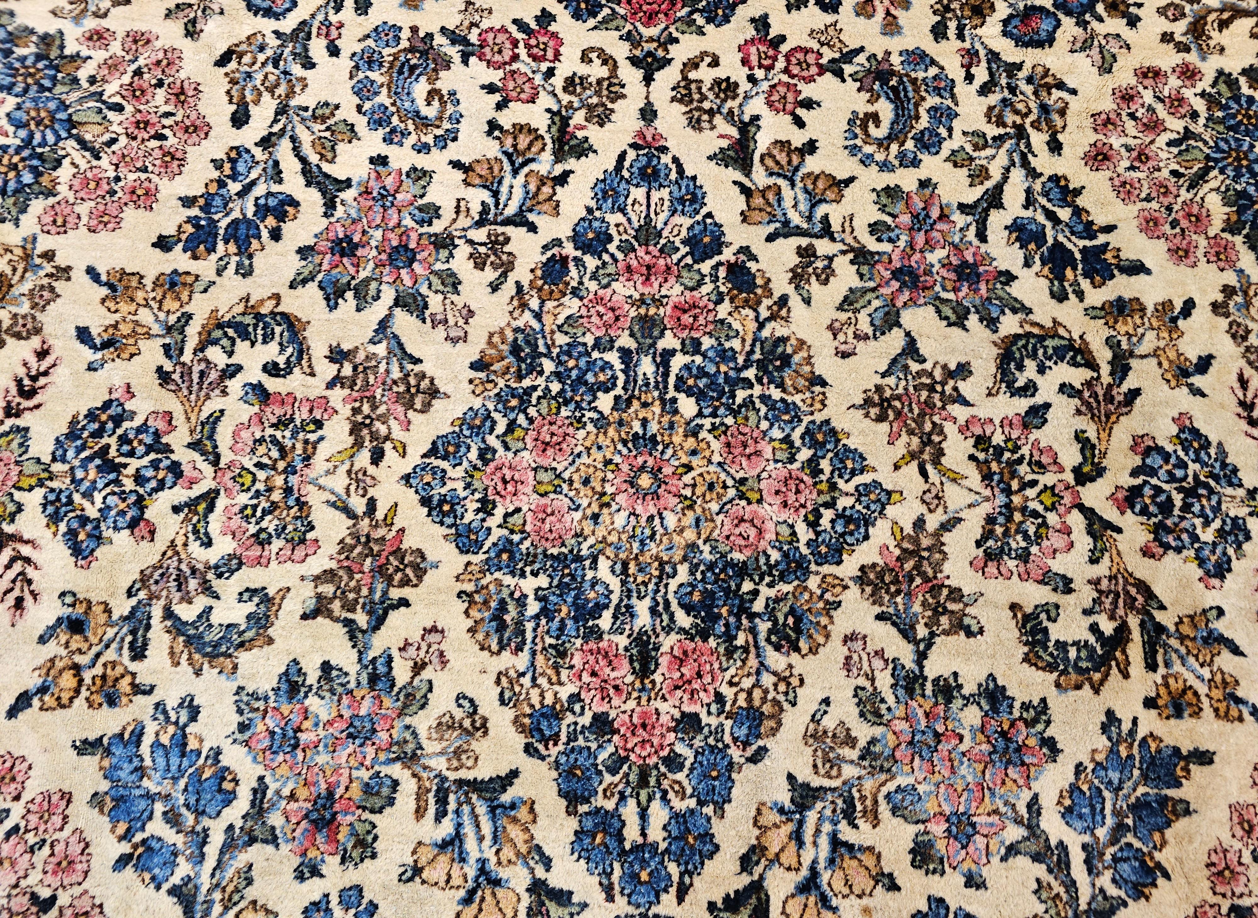 Persischer Kerman Lavar Vintage in Allover-Blumenmuster in Elfenbein, Rot, Rosa, Blau im Angebot 3