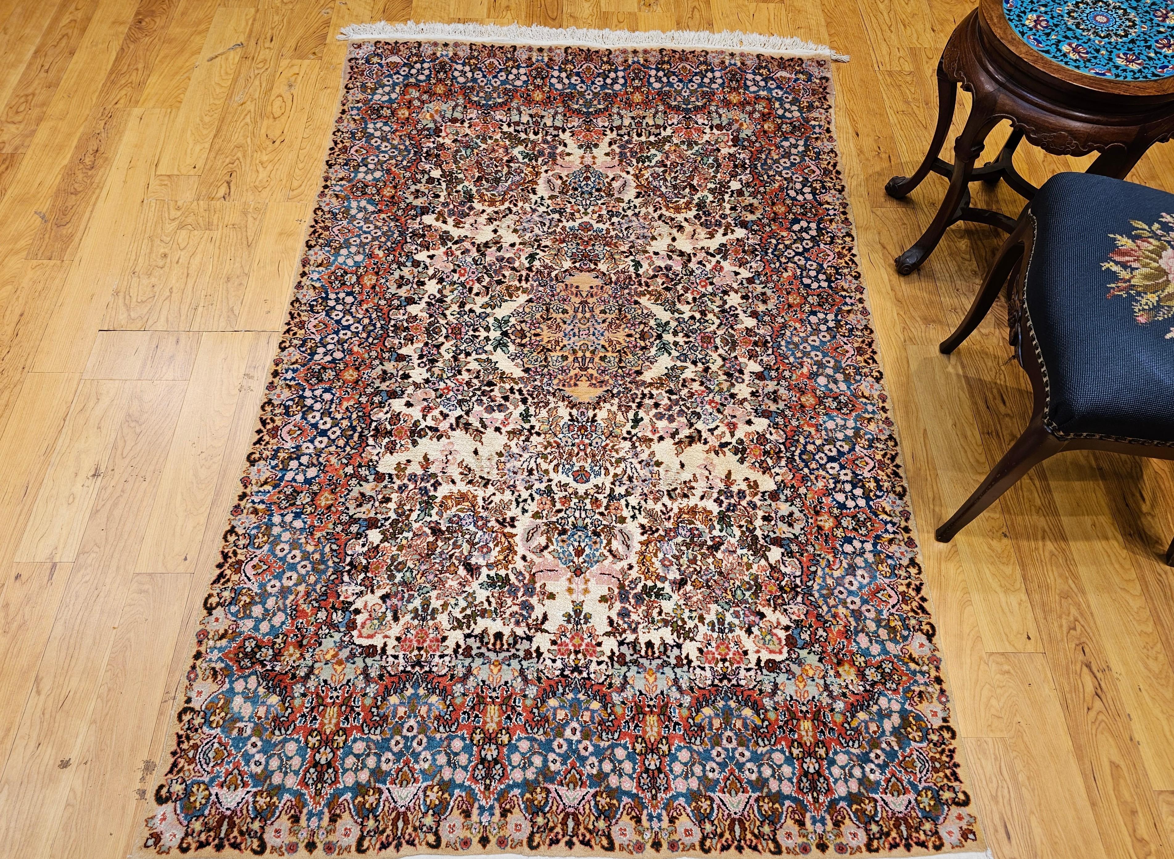 Persischer Kerman Lavar Vintage in einem All-Over-Blumenmuster im Angebot 7