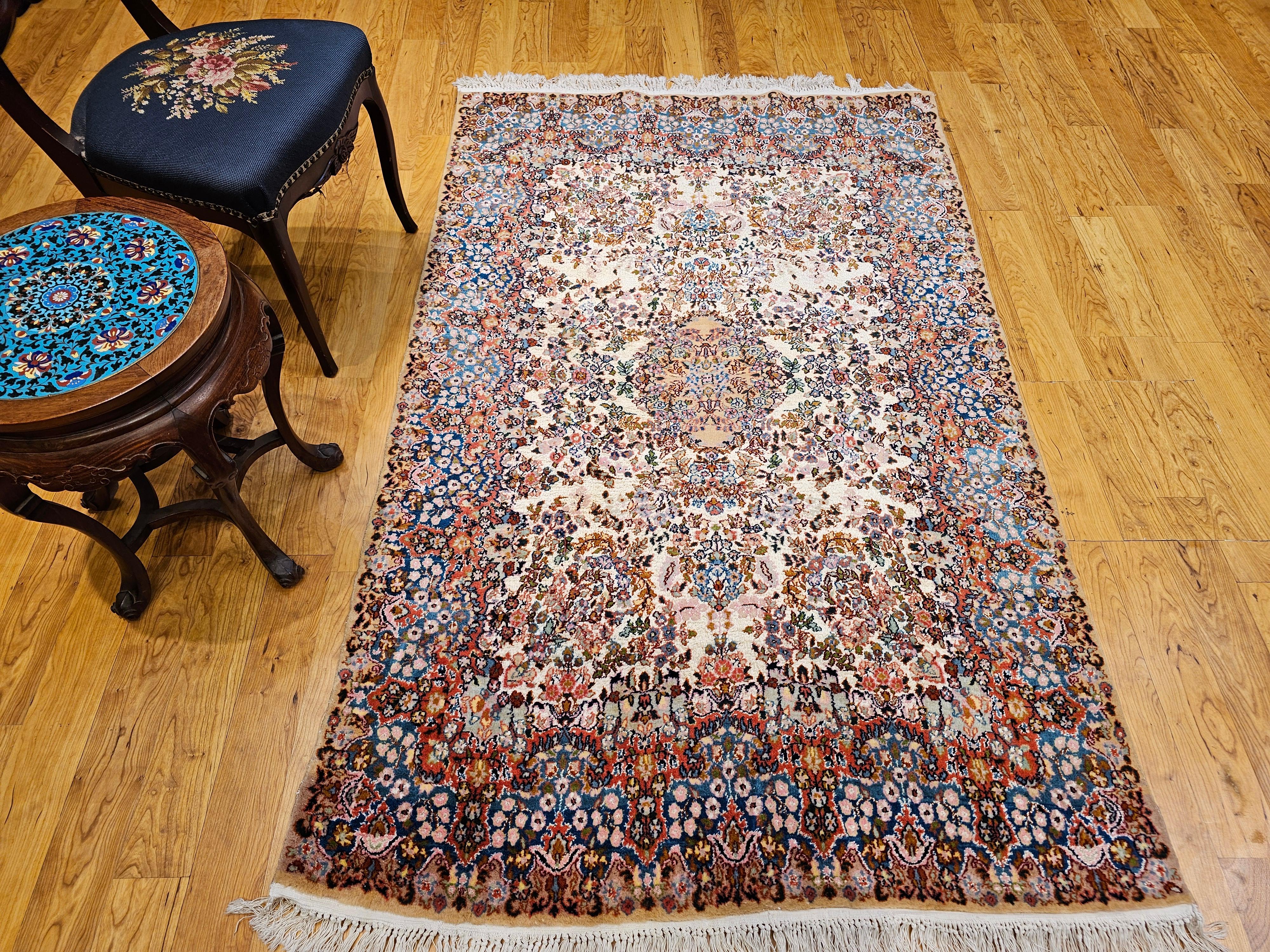 Persischer Kerman Lavar Vintage in einem All-Over-Blumenmuster im Angebot 10