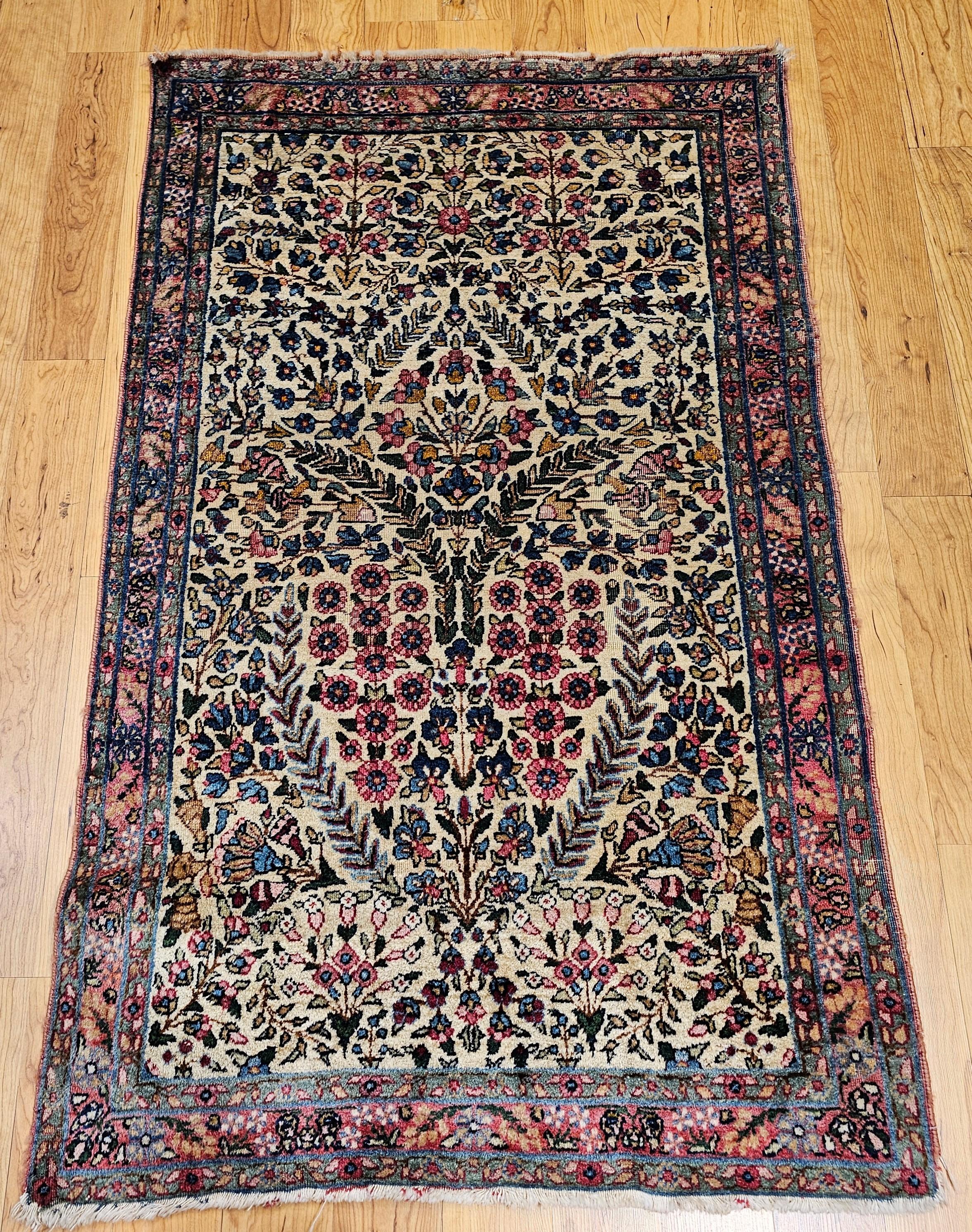 Coloré, artistique et plein de charme, ce ravissant tapis Kerman Lavar tissé à la main séduit immédiatement par sa beauté éclatante. Doté d'un motif floral complexe, le tapis présente une palette harmonieuse de bleu, de vert, de jaune, de rouge et