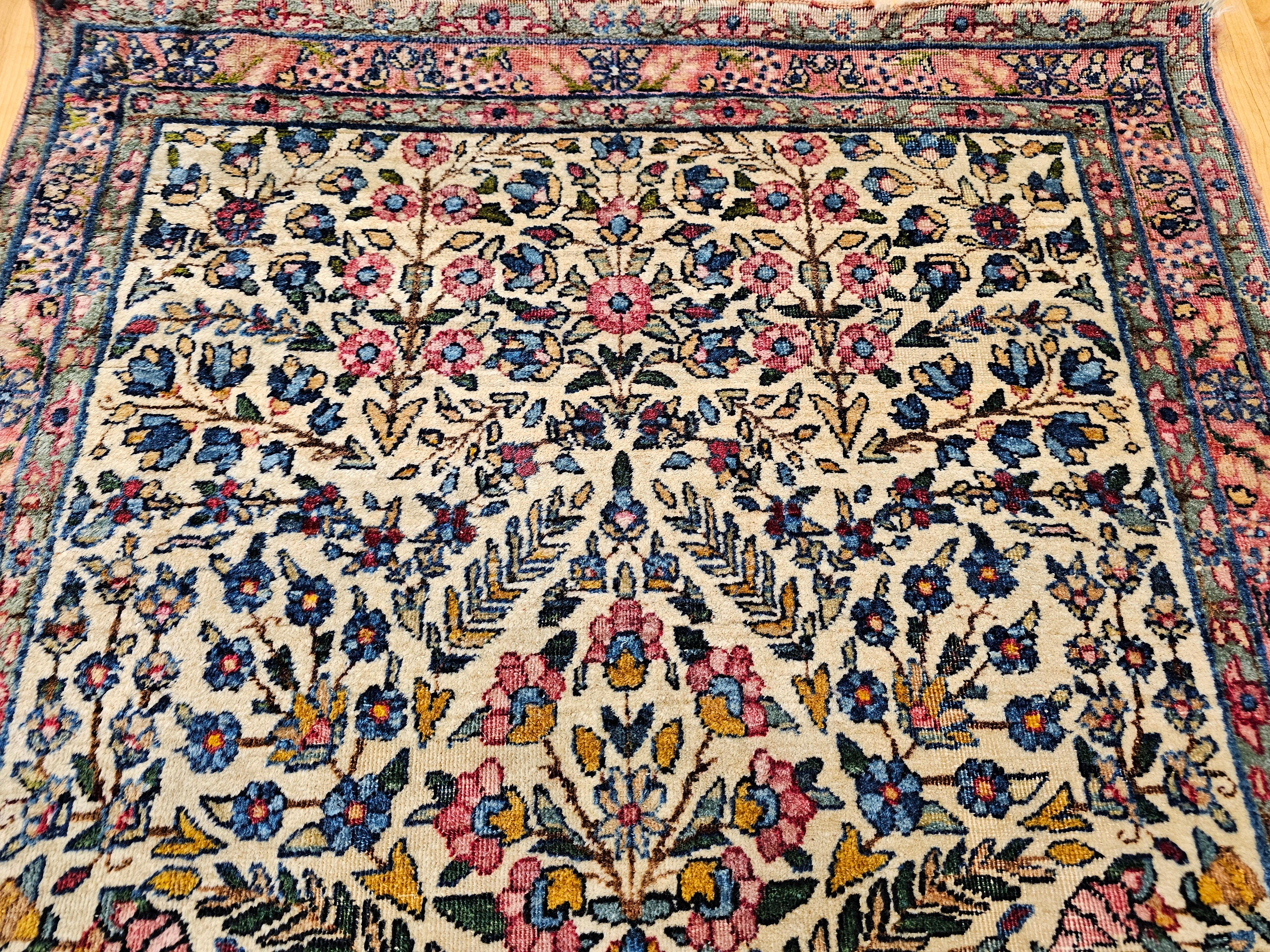 Perse Kerman Lavar persan à motif floral sur toute sa surface en vente