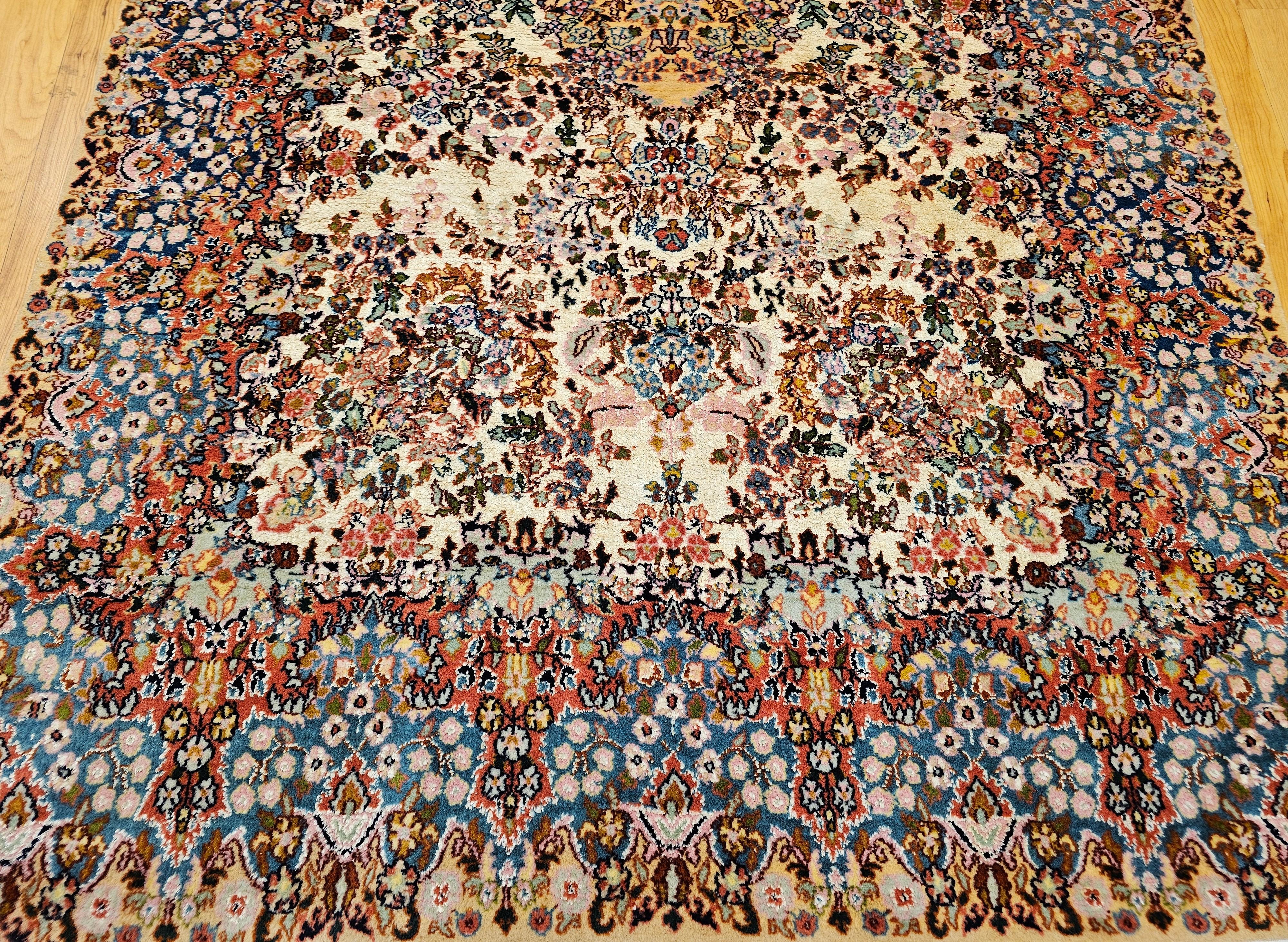 Persischer Kerman Lavar Vintage in einem All-Over-Blumenmuster (Handgeknüpft) im Angebot