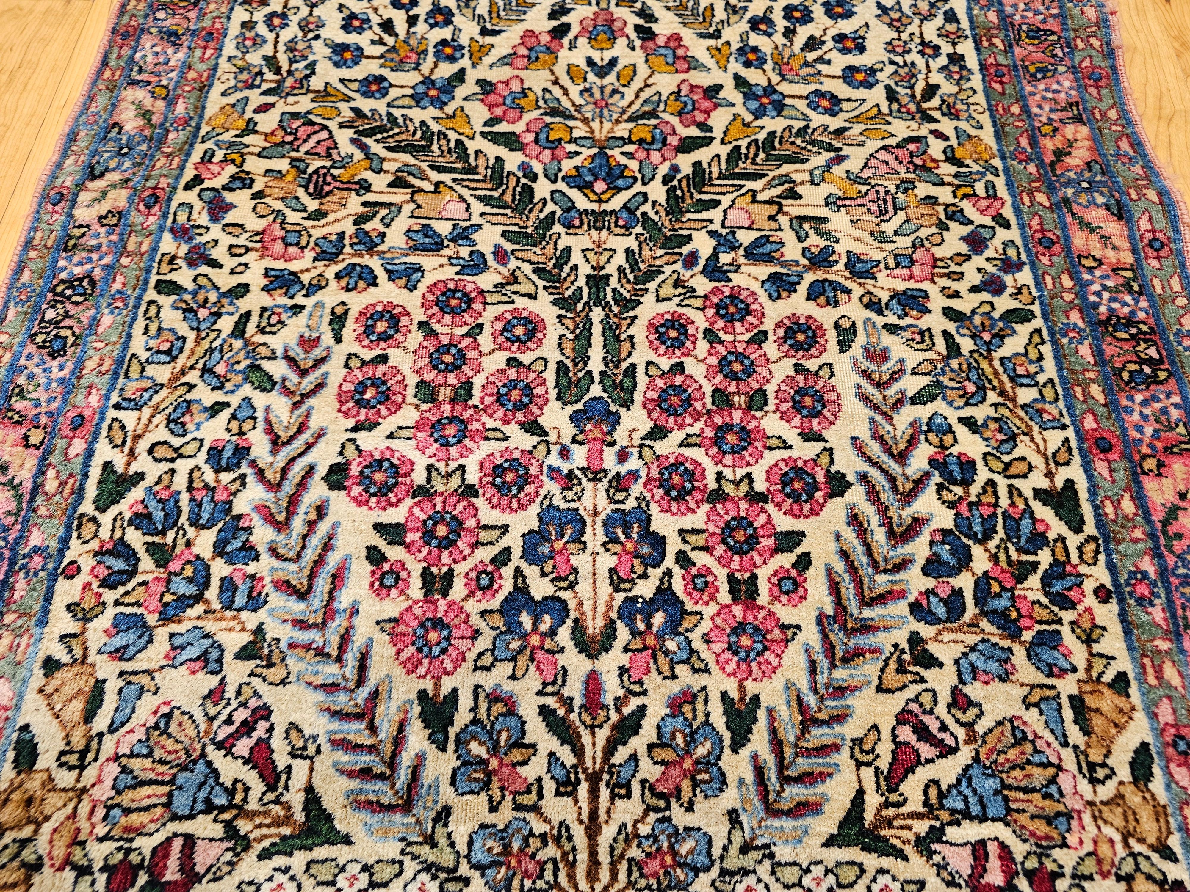 Noué à la main Kerman Lavar persan à motif floral sur toute sa surface en vente
