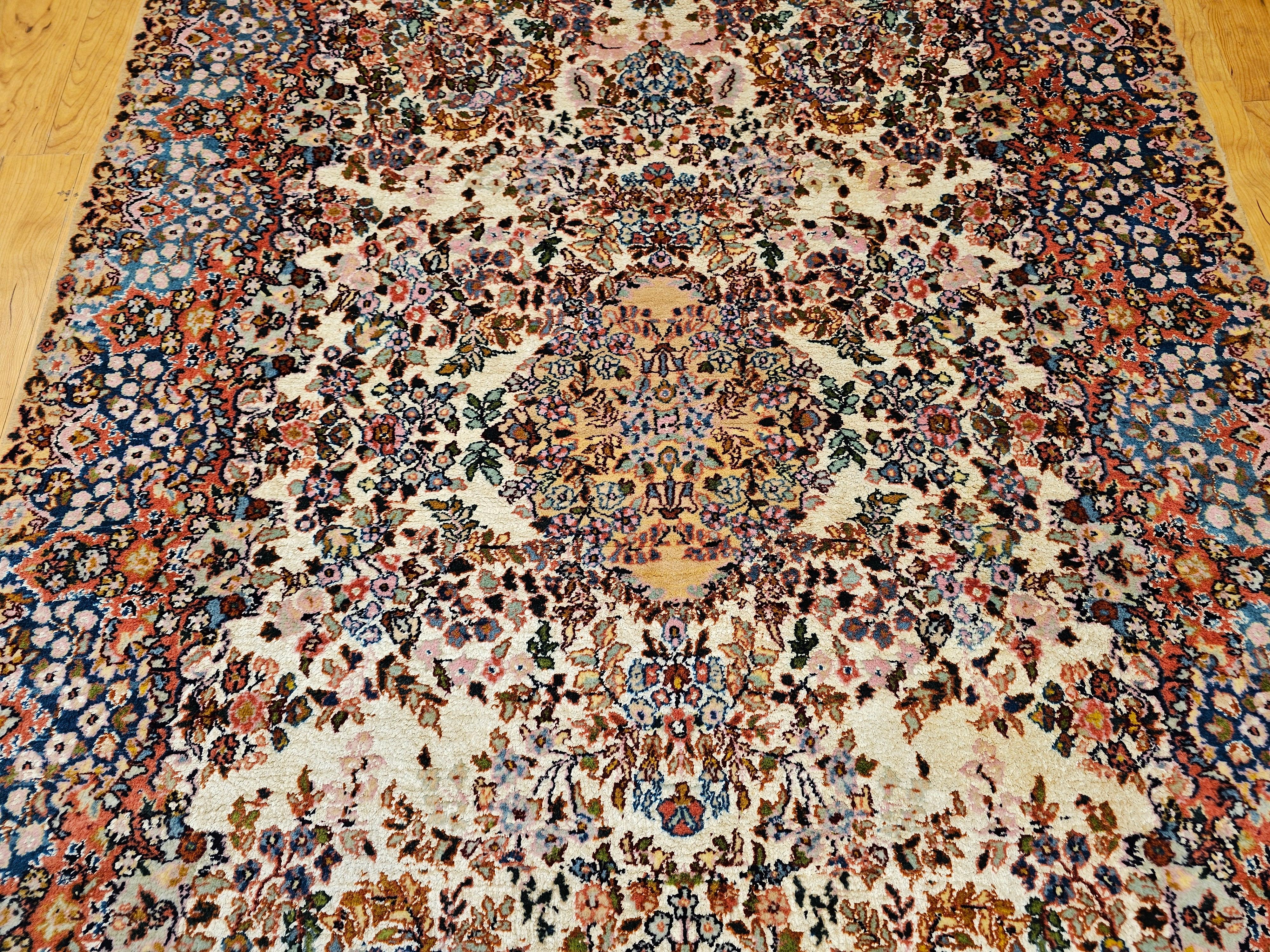 Persischer Kerman Lavar Vintage in einem All-Over-Blumenmuster im Zustand „Gut“ im Angebot in Barrington, IL
