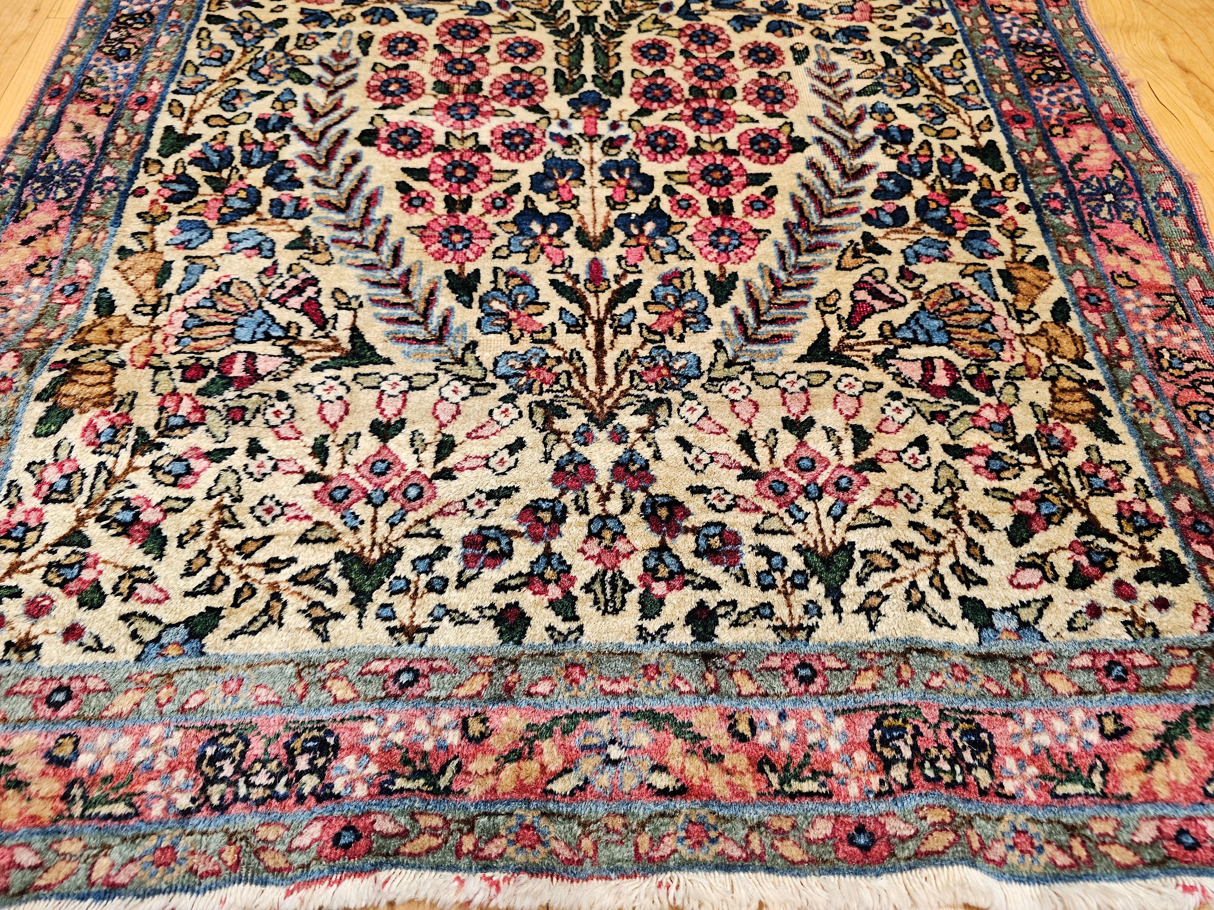Kerman Lavar persan à motif floral sur toute sa surface Bon état - En vente à Barrington, IL