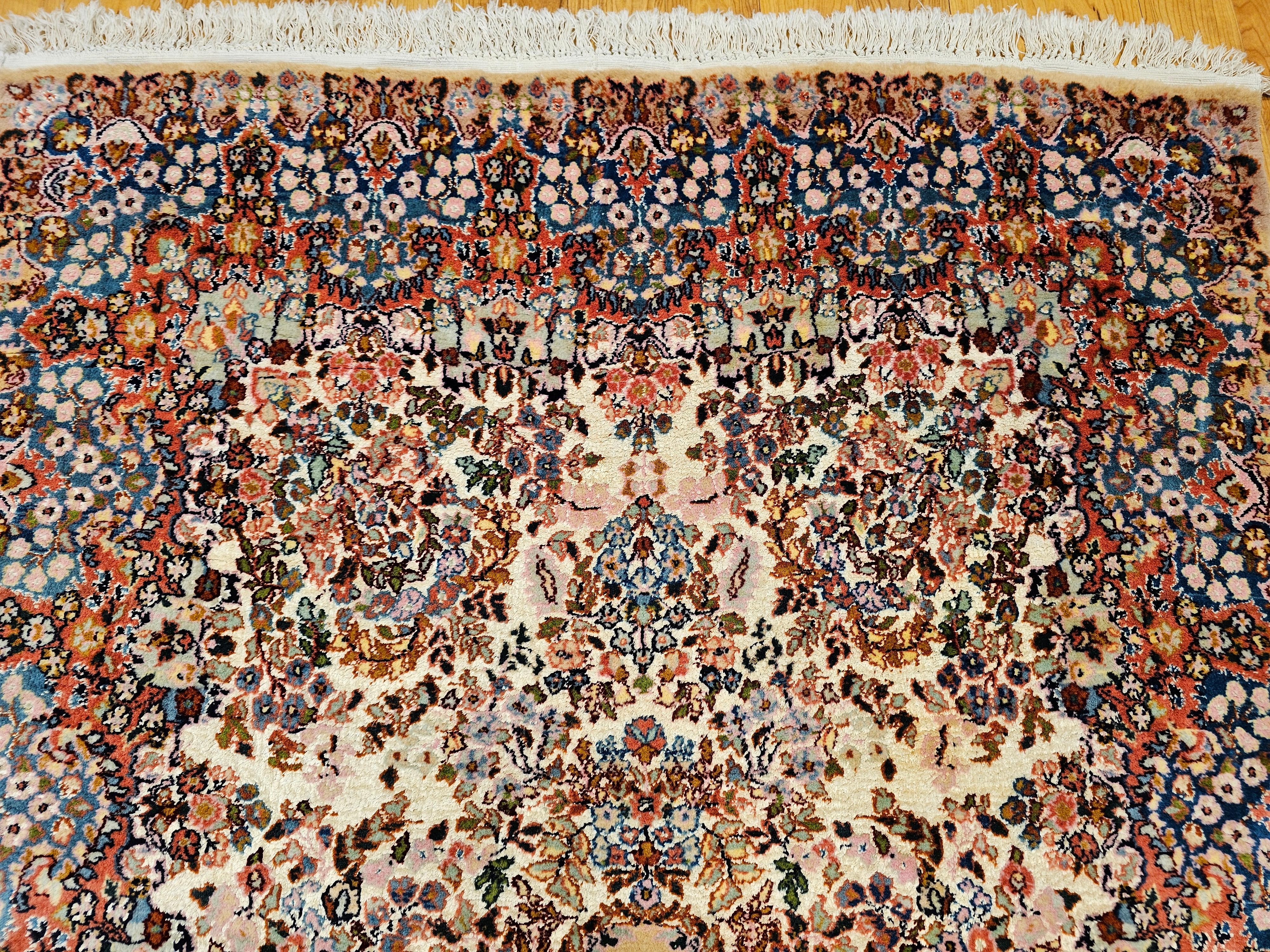 Persischer Kerman Lavar Vintage in einem All-Over-Blumenmuster (20. Jahrhundert) im Angebot