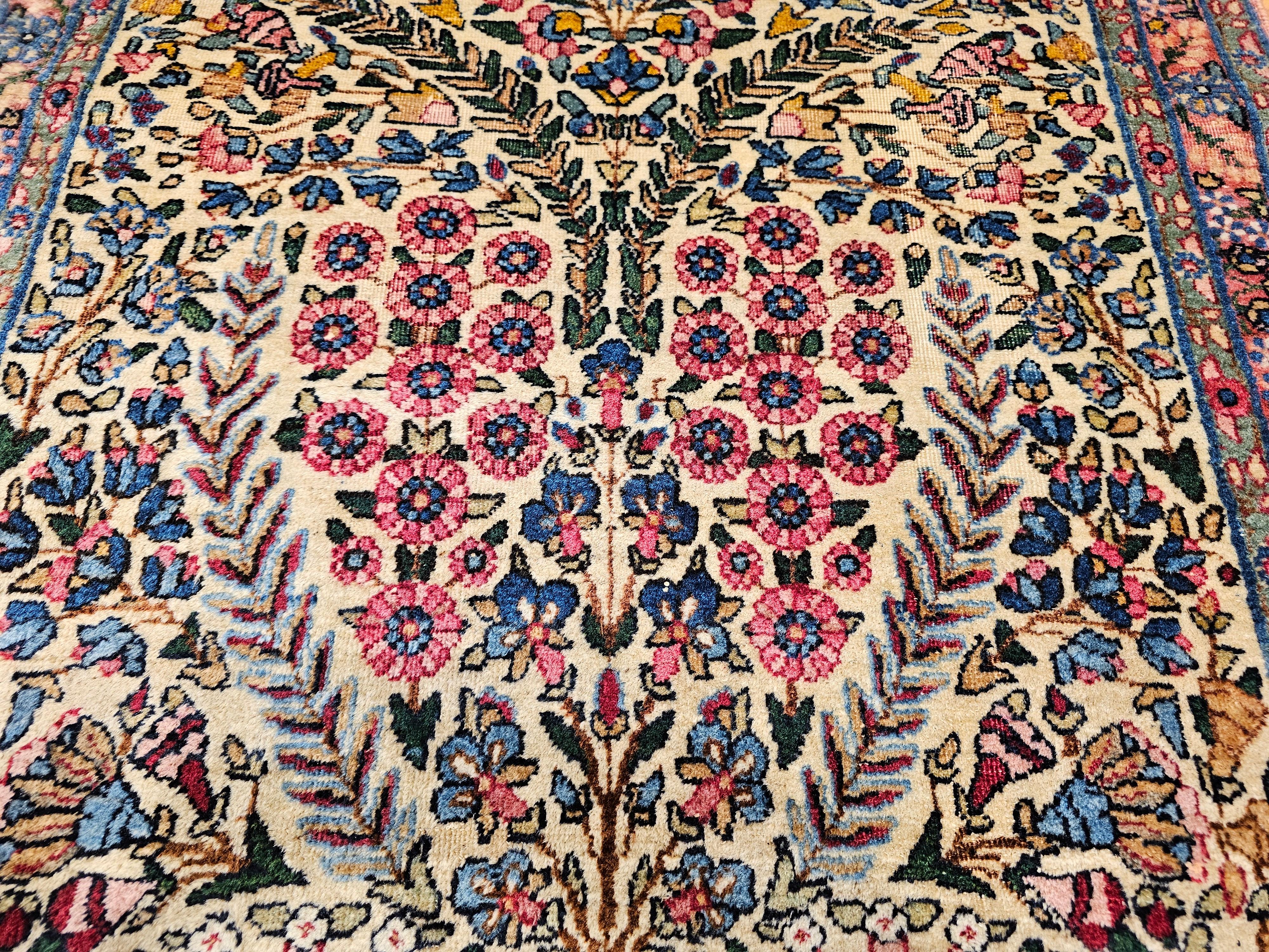 20ième siècle Kerman Lavar persan à motif floral sur toute sa surface en vente