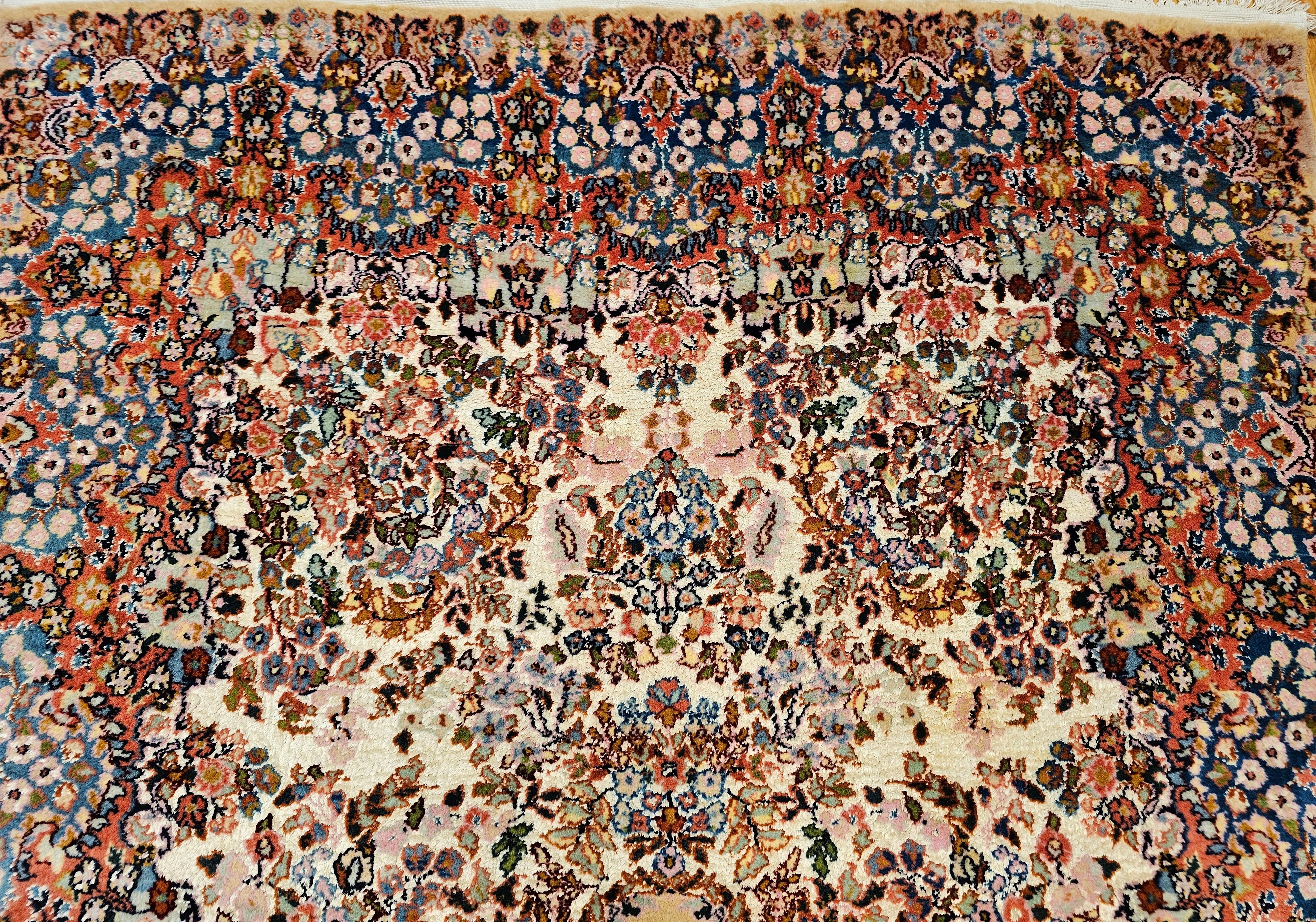 Persischer Kerman Lavar Vintage in einem All-Over-Blumenmuster (Wolle) im Angebot