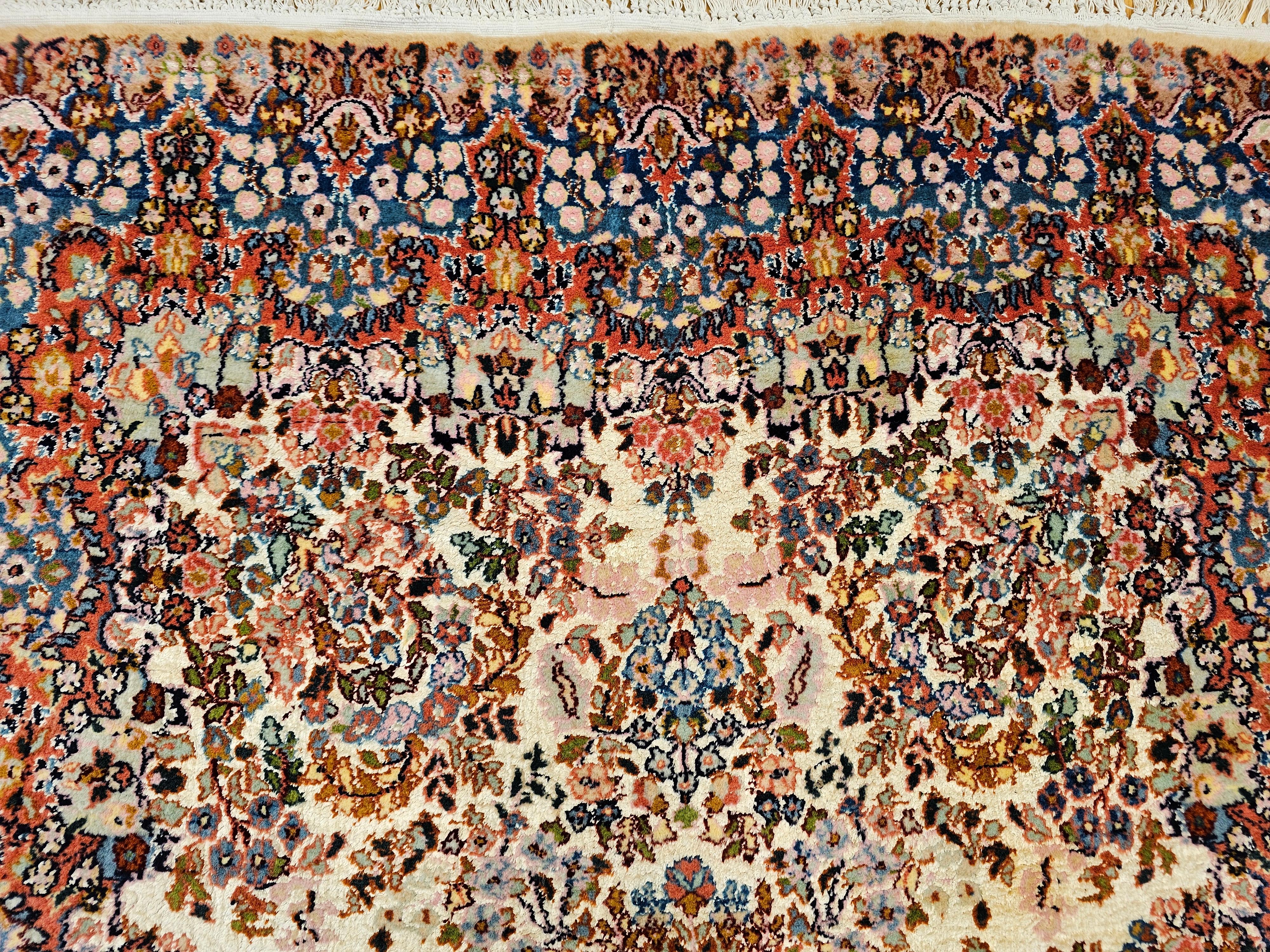 Persischer Kerman Lavar Vintage in einem All-Over-Blumenmuster im Angebot 1