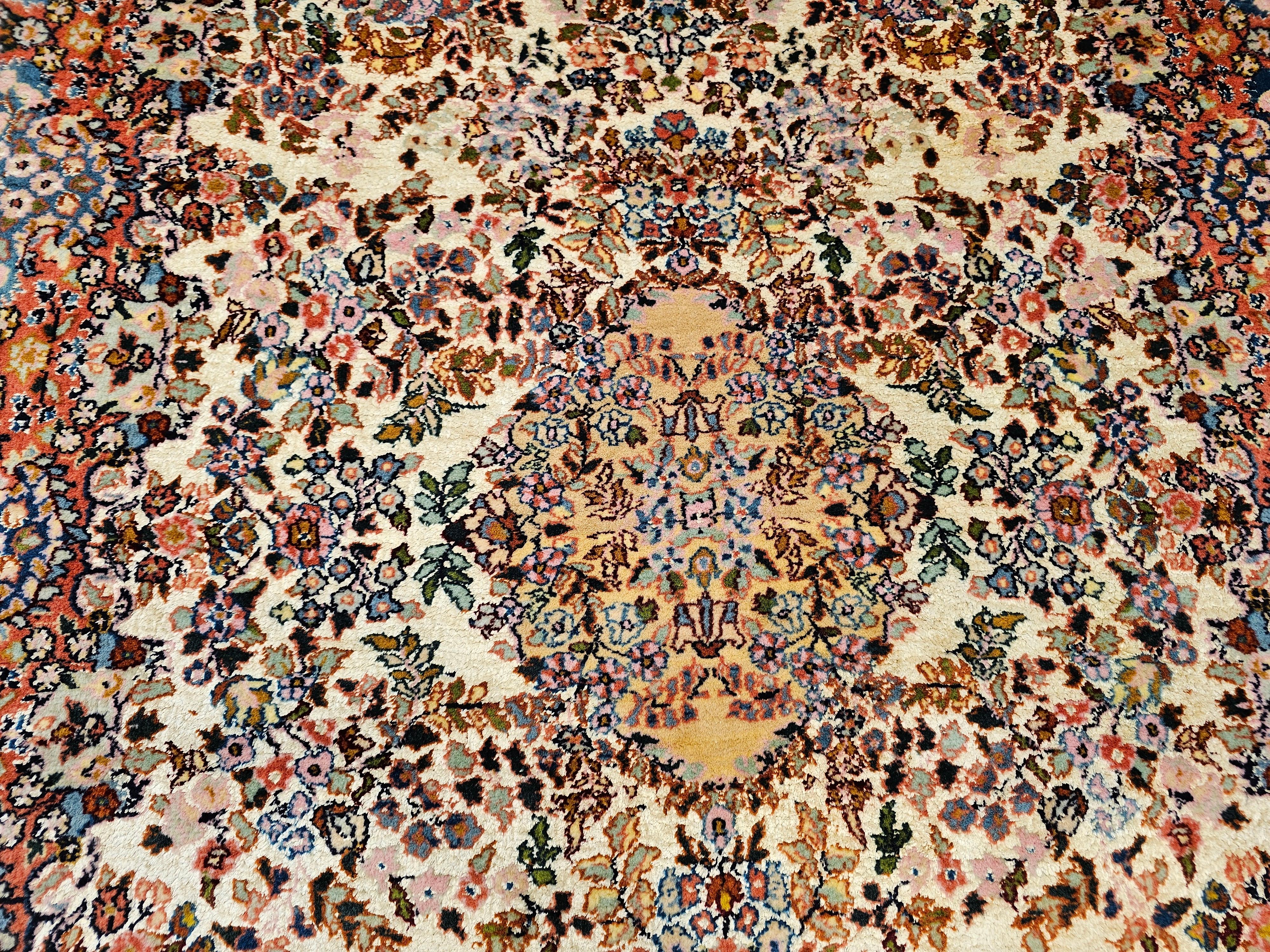 Persischer Kerman Lavar Vintage in einem All-Over-Blumenmuster im Angebot 2