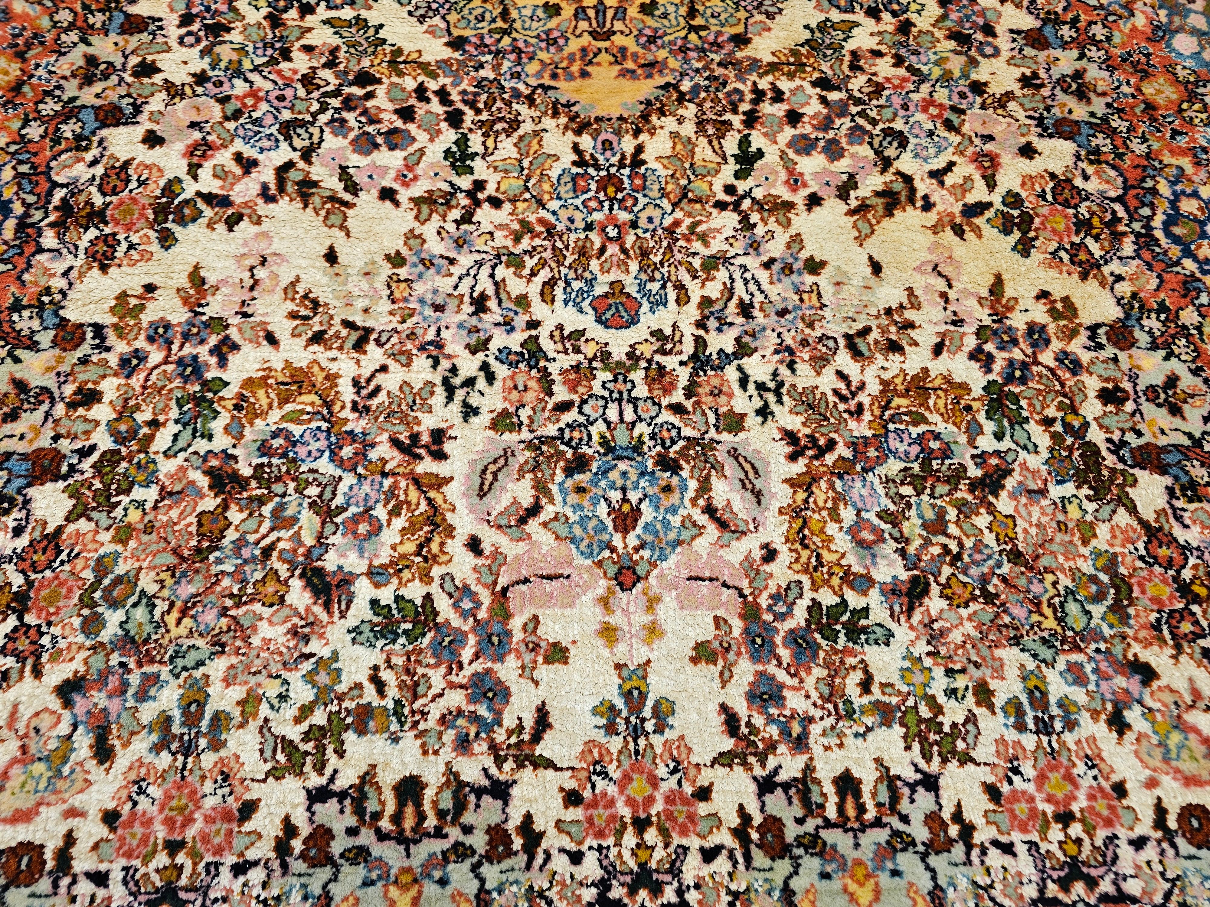 Persischer Kerman Lavar Vintage in einem All-Over-Blumenmuster im Angebot 3