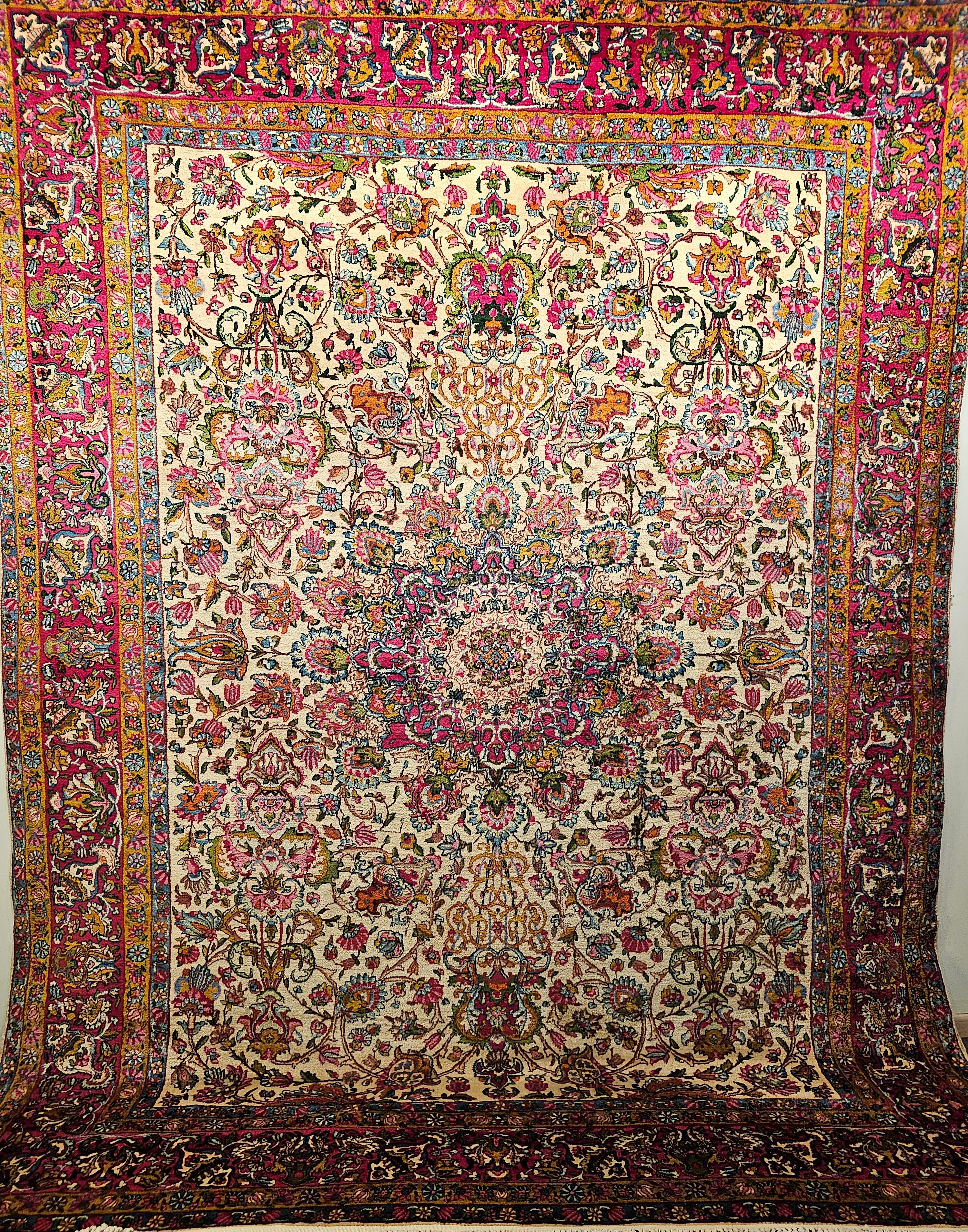 Asombrosamente bonita y colorida alfombra persa Kerman Lavar de tamaño de habitación con diseño floral en fondo marfil y colores de diseño en rojo, rosa, verde, azul y muchos otros.  La alfombra tiene un diseño precioso y una combinación de colores