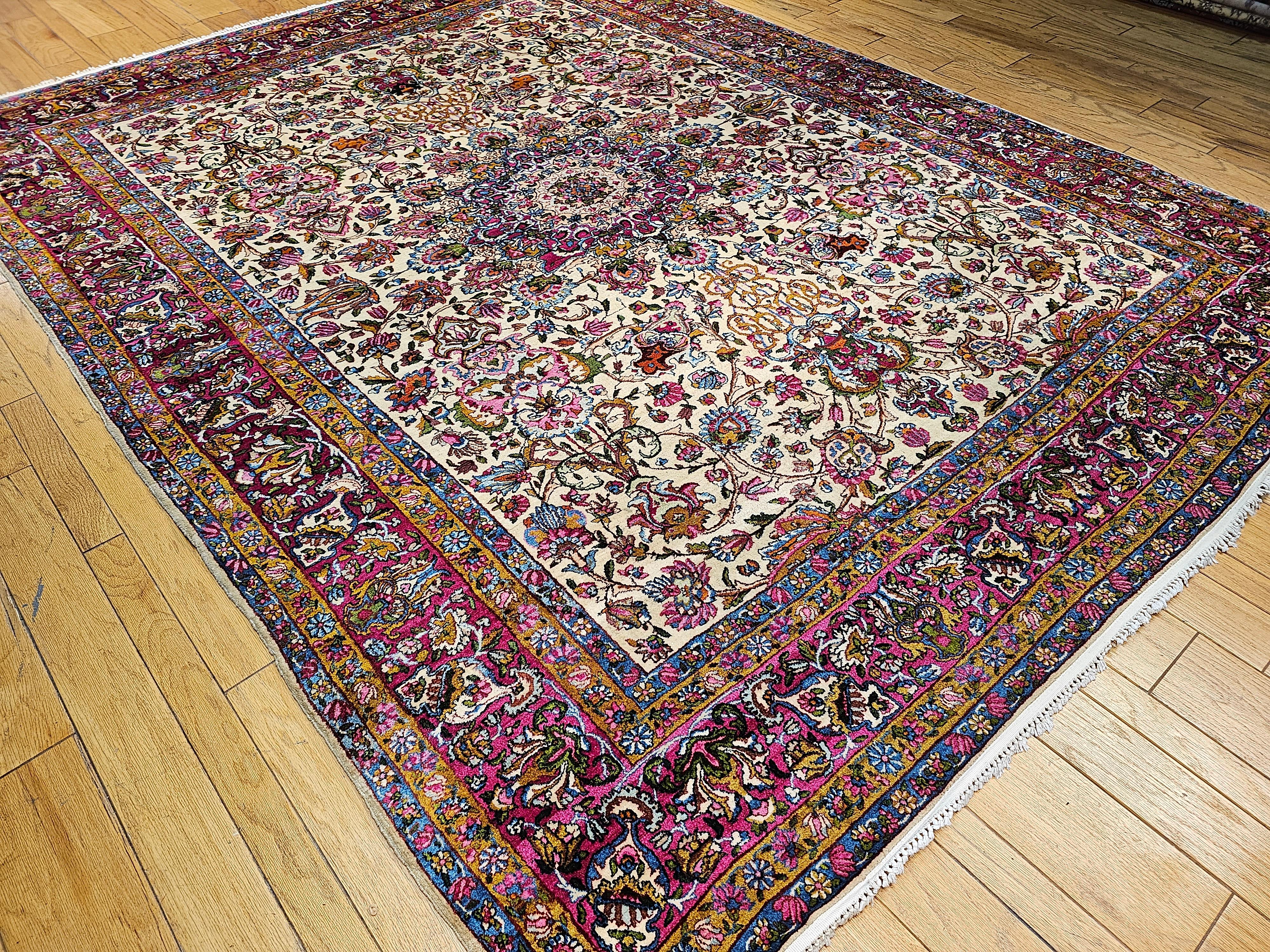 Lavar persa vintage de Kerman con motivos florales en marfil, carmesí, azul y verde Lana en venta
