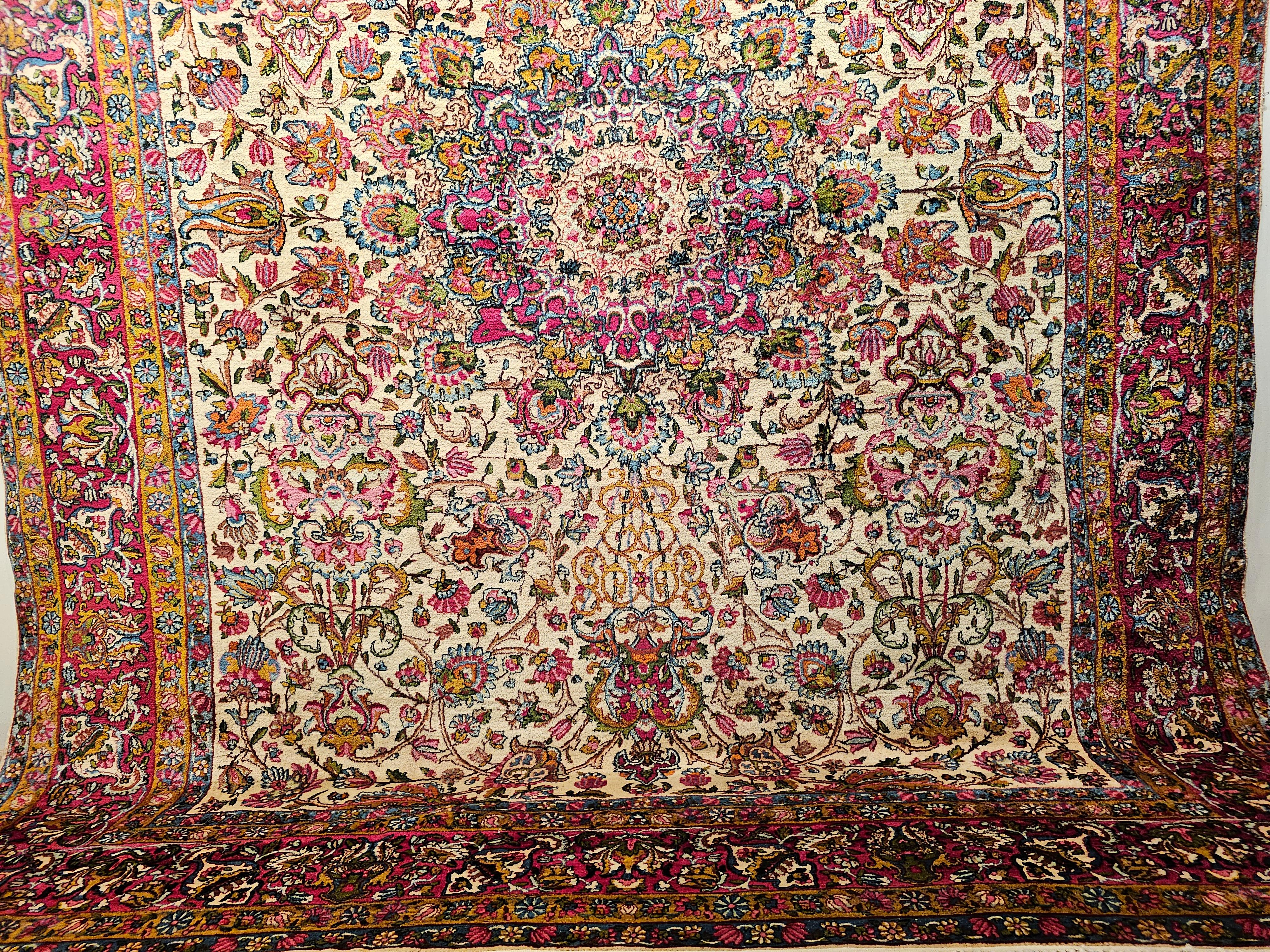 Persischer Kerman Lavar Vintage in Elfenbein, Crimson, Blau, Grün (20. Jahrhundert) im Angebot