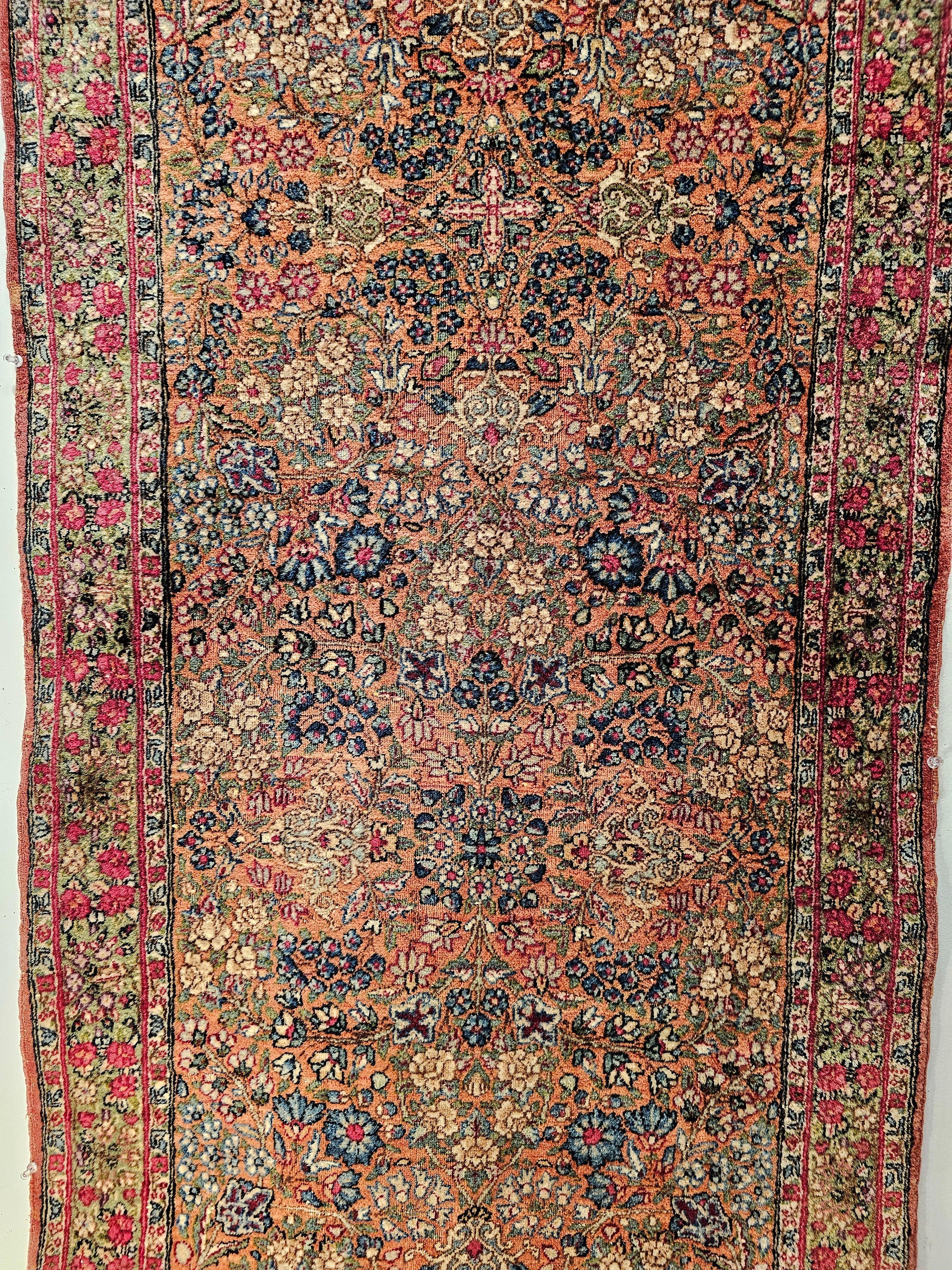 Tapis de couloir persan Kerman Lavar du 19ème siècle au motif floral intégral rouge rouille Bon état - En vente à Barrington, IL