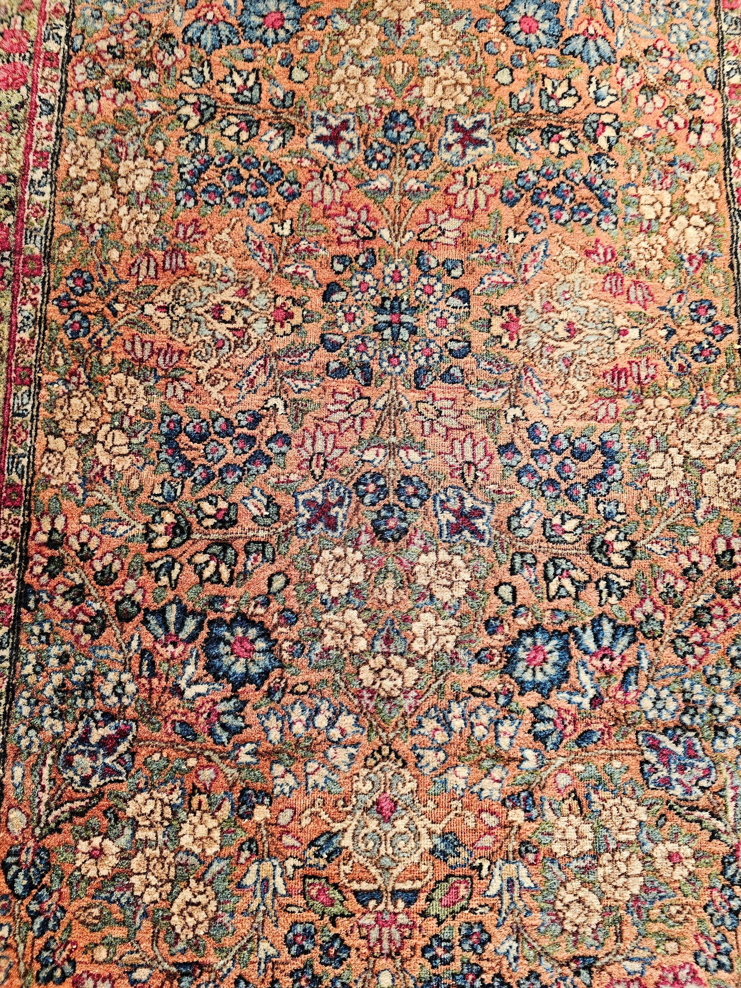 XIXe siècle Tapis de couloir persan Kerman Lavar du 19ème siècle au motif floral intégral rouge rouille en vente