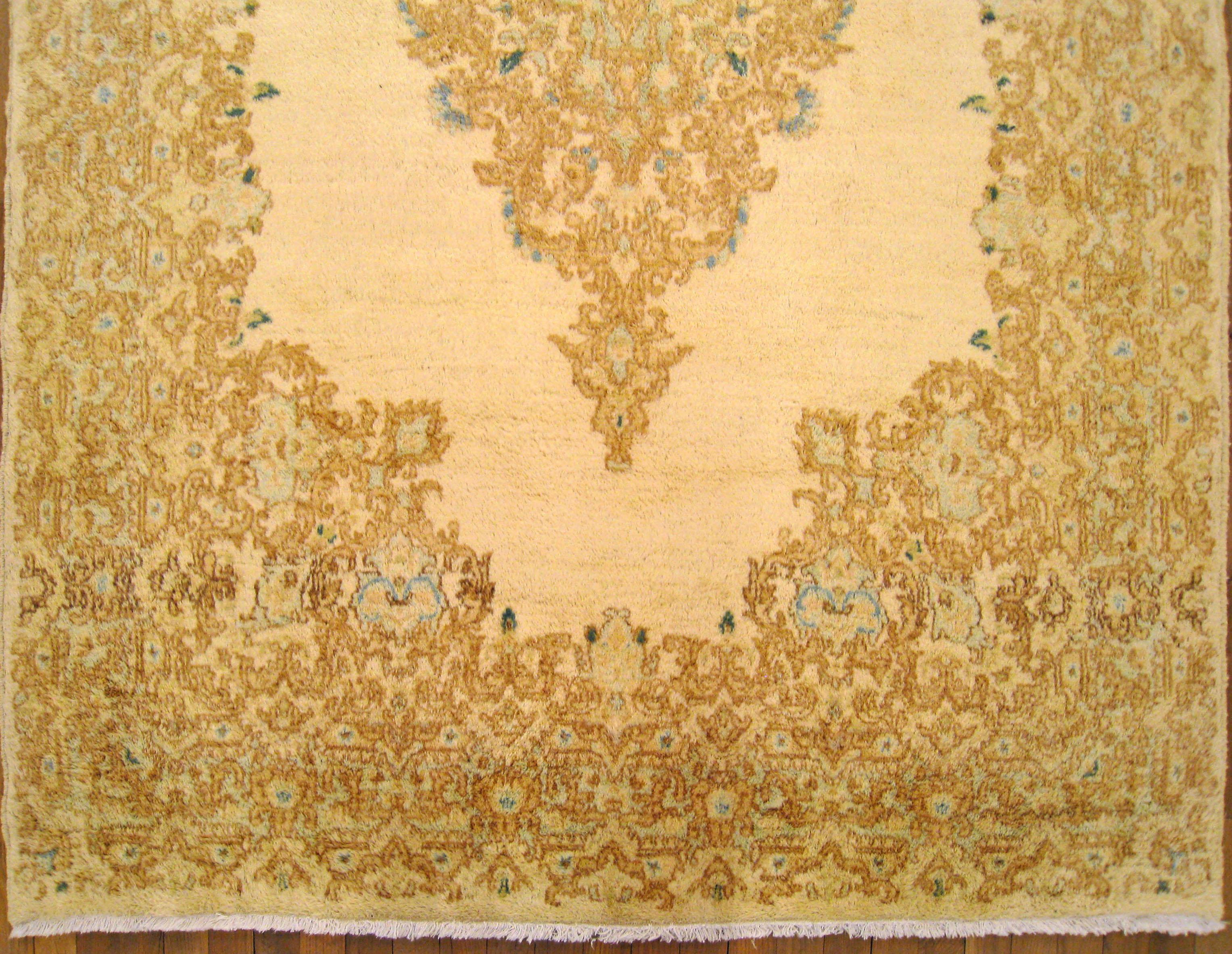 Alfombra Oriental Persa Kerman Vintage, Tamaño Habitación, con Medallón Central en Bueno estado para la venta en New York, NY