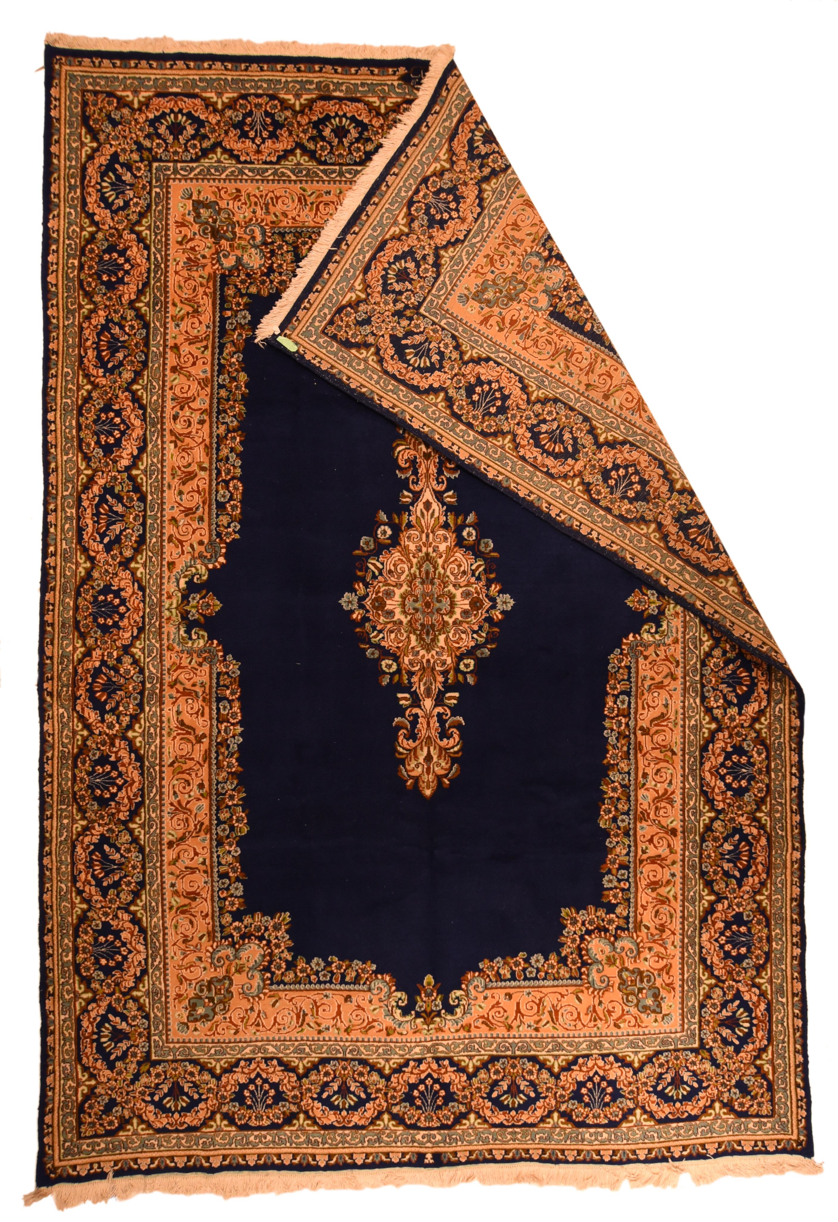Tappeto persiano vintage Kerman 7'1'' x 10'3''. Città persiana del SE, famosa fin dal XVII secolo per la varietà artistica di tappeti sparsi e di grandi tappeti in stile medaglione e allover, che cambiano con i gusti delle esportazioni. Nel 20°