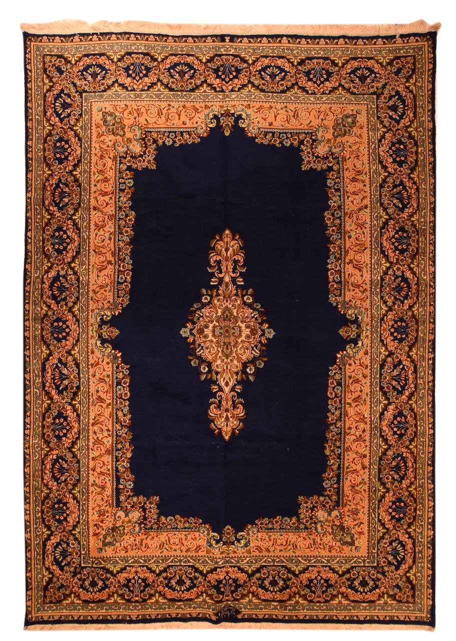 Tappeto vintage persiano Kerman 7'1'' x 10'3'' In condizioni buone in vendita a New York, NY