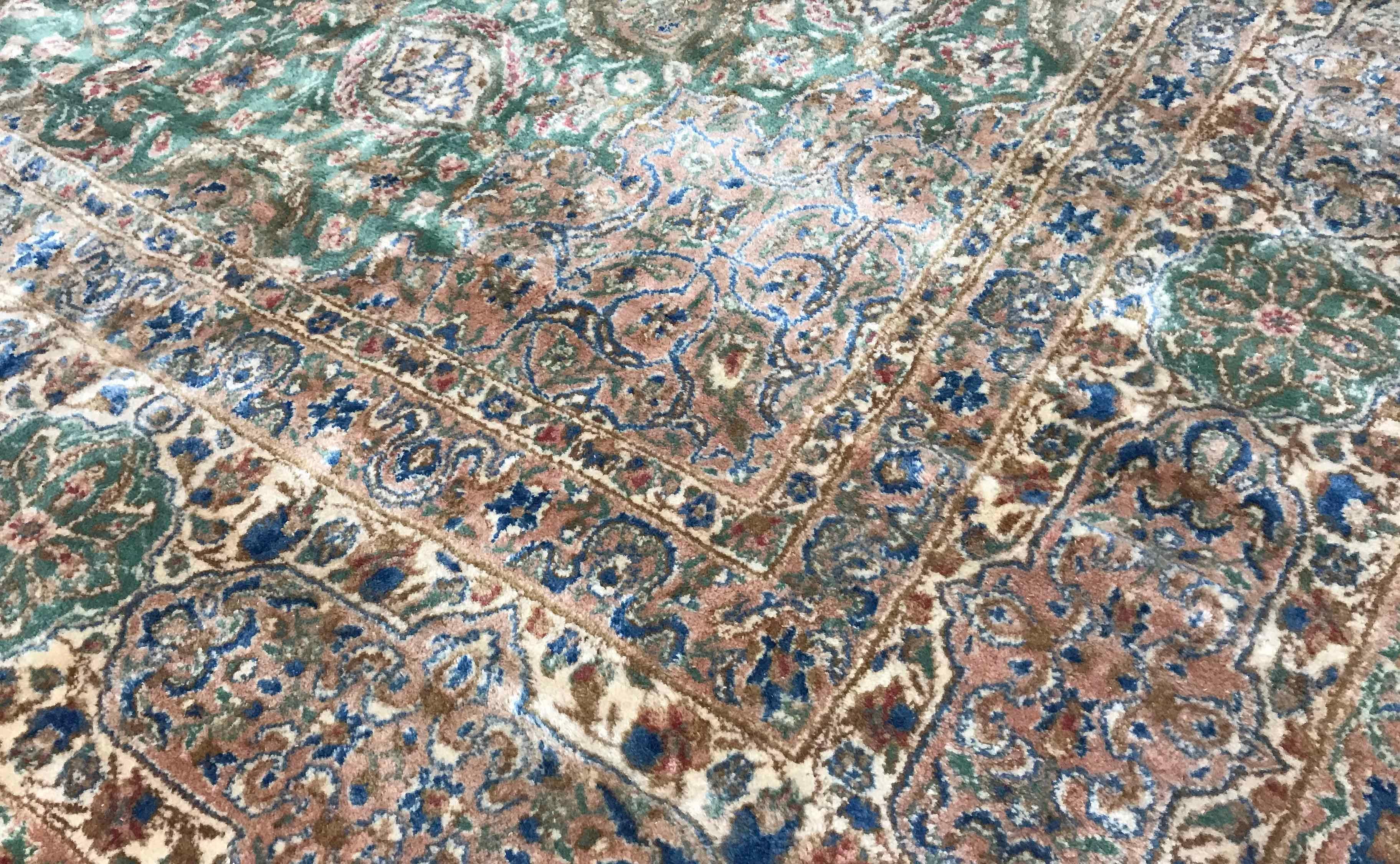 Alter persischer Kerman-Teppich, um 1940. Dieser Teppich ist wirklich ein Kunstwerk, auf einem grünen Feld gibt es ein kompliziertes florales Muster, das aus einem zentralen Medaillon besteht, das von großen Blattmustern umgeben ist, das dann selbst