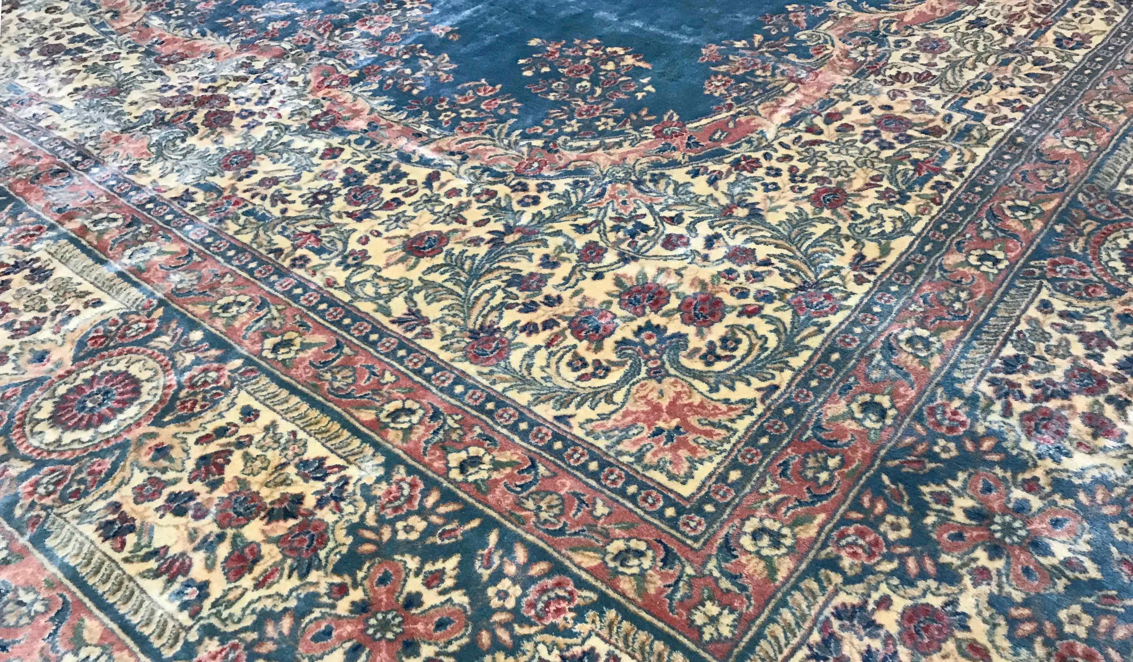 Alter persischer Kerman-Teppich, um 1940. Das zartblaue Feld, auf dem ein kunstvolles Medaillonmuster platziert und von sich wiederholenden Blumenmustern umrandet ist, wird dann von einer Hauptbordüre umschlossen, die das florale Thema fortführt.