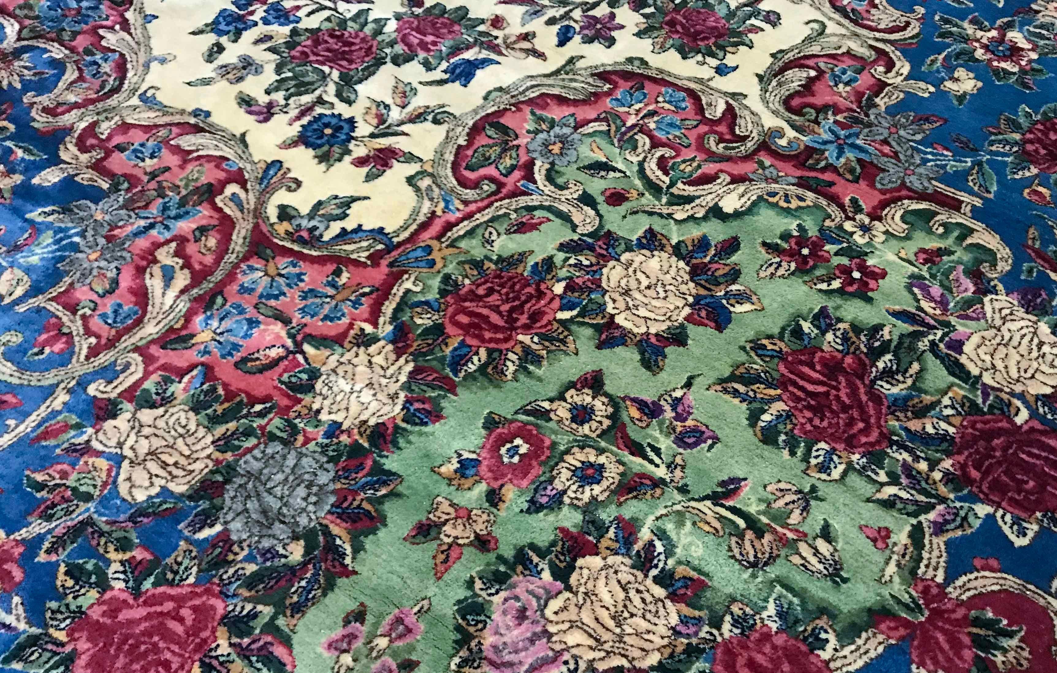 Alter persischer Kerman-Teppich, um 1940. Ein sehr attraktiver Kerman-Teppich mit dem elfenbeinfarbenen Feld, das ein zentrales Design hat, dessen Farben und Stil von den überlaufenden Bordüren wiederholt werden, um das Stück zu vervollständigen und