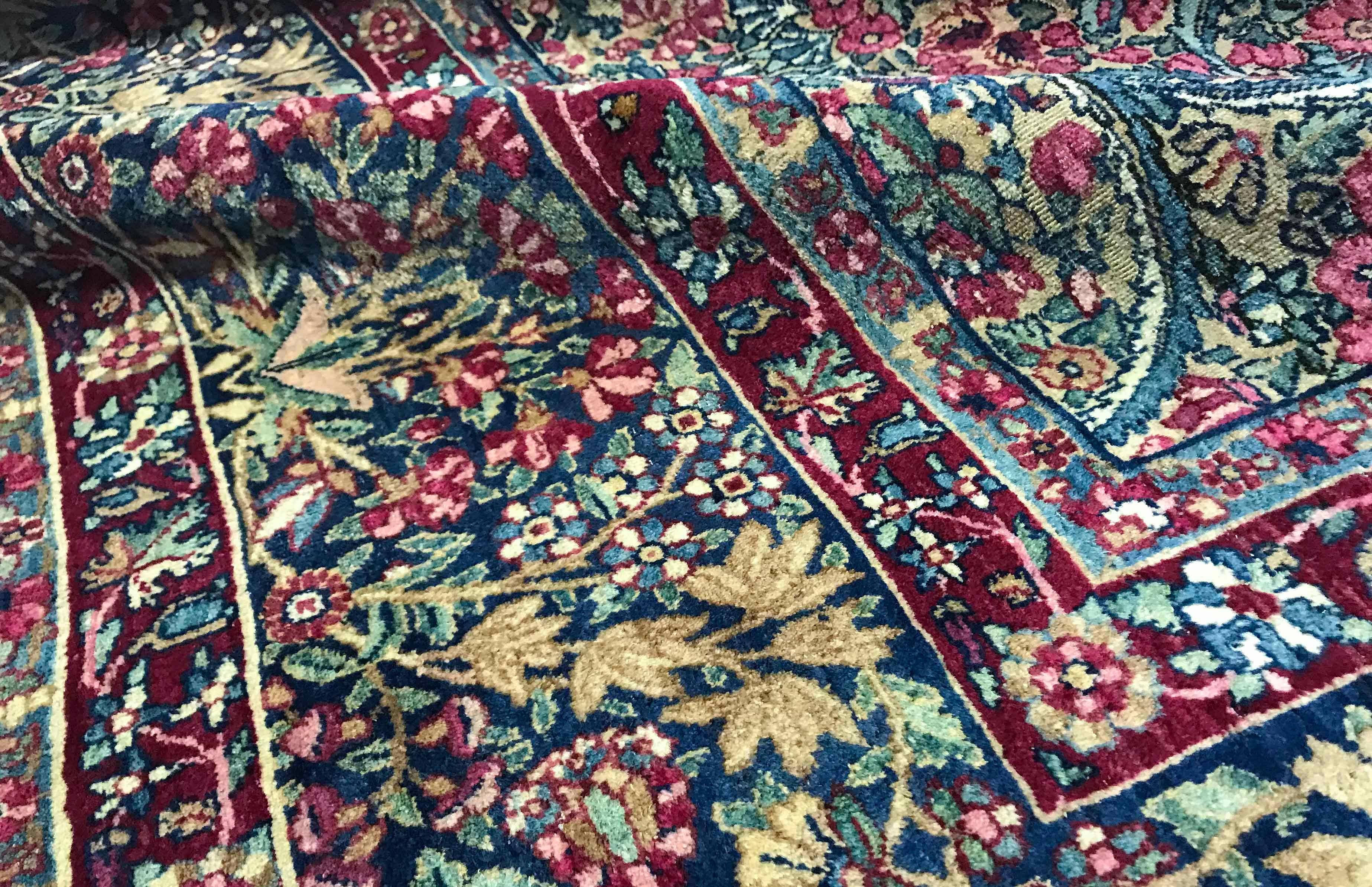 Tappeto persiano vintage Kerman, circa 1940. Un tappeto Kerman vintage degli anni '40 con un disegno all-over, il campo principale rosso con disegni floreali e di vite che abbraccia l'intero tappeto racchiuso da un attraente bordo nello stesso stile