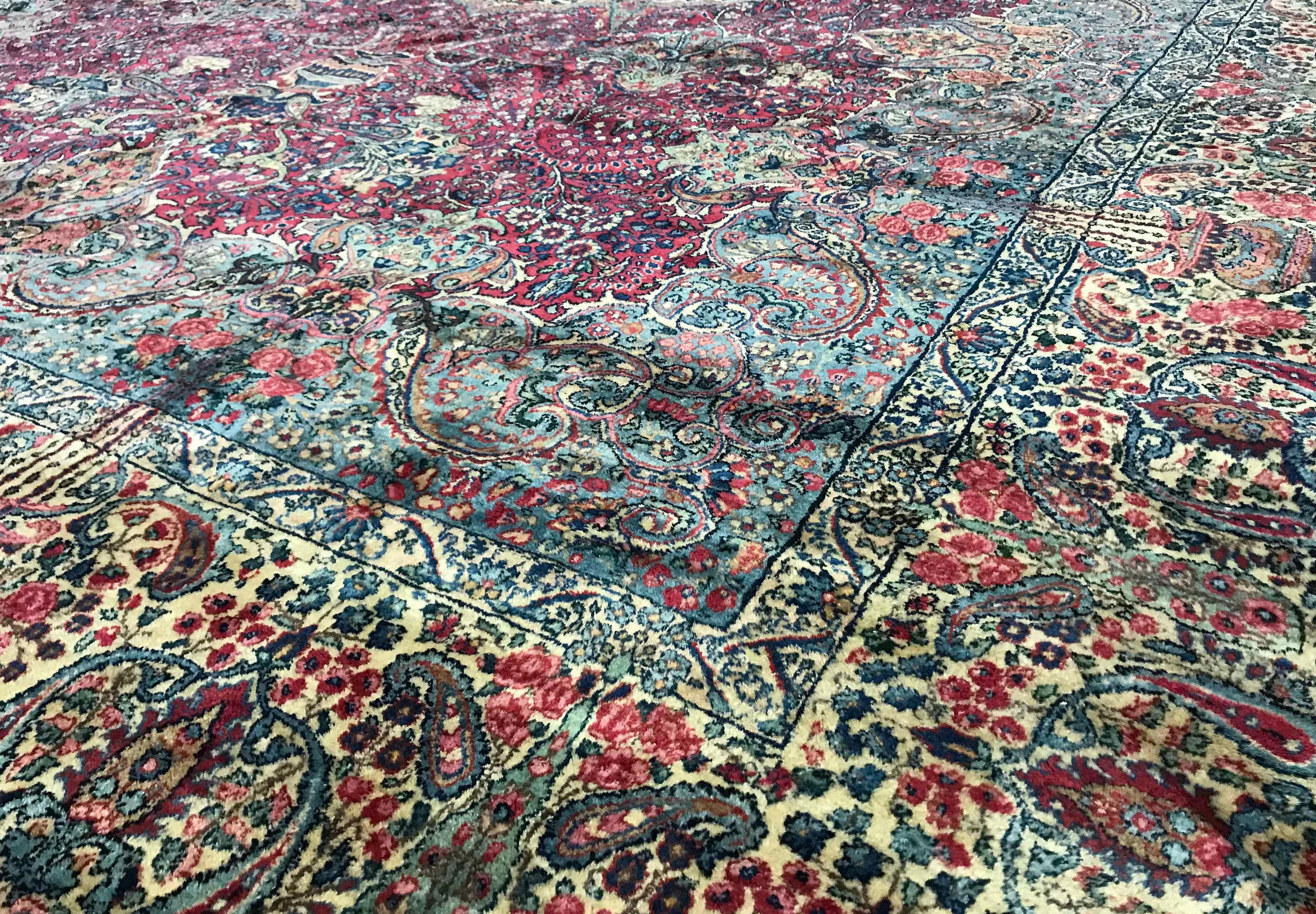 Tapis persan Kerman vintage, circa 1940. Il s'agit vraiment d'un tapis remarquable, le design complexe qui semble remplir chaque coin de cette pièce est un hommage au savoir-faire du designer et des tisserands, l'effet global donnant un sentiment de