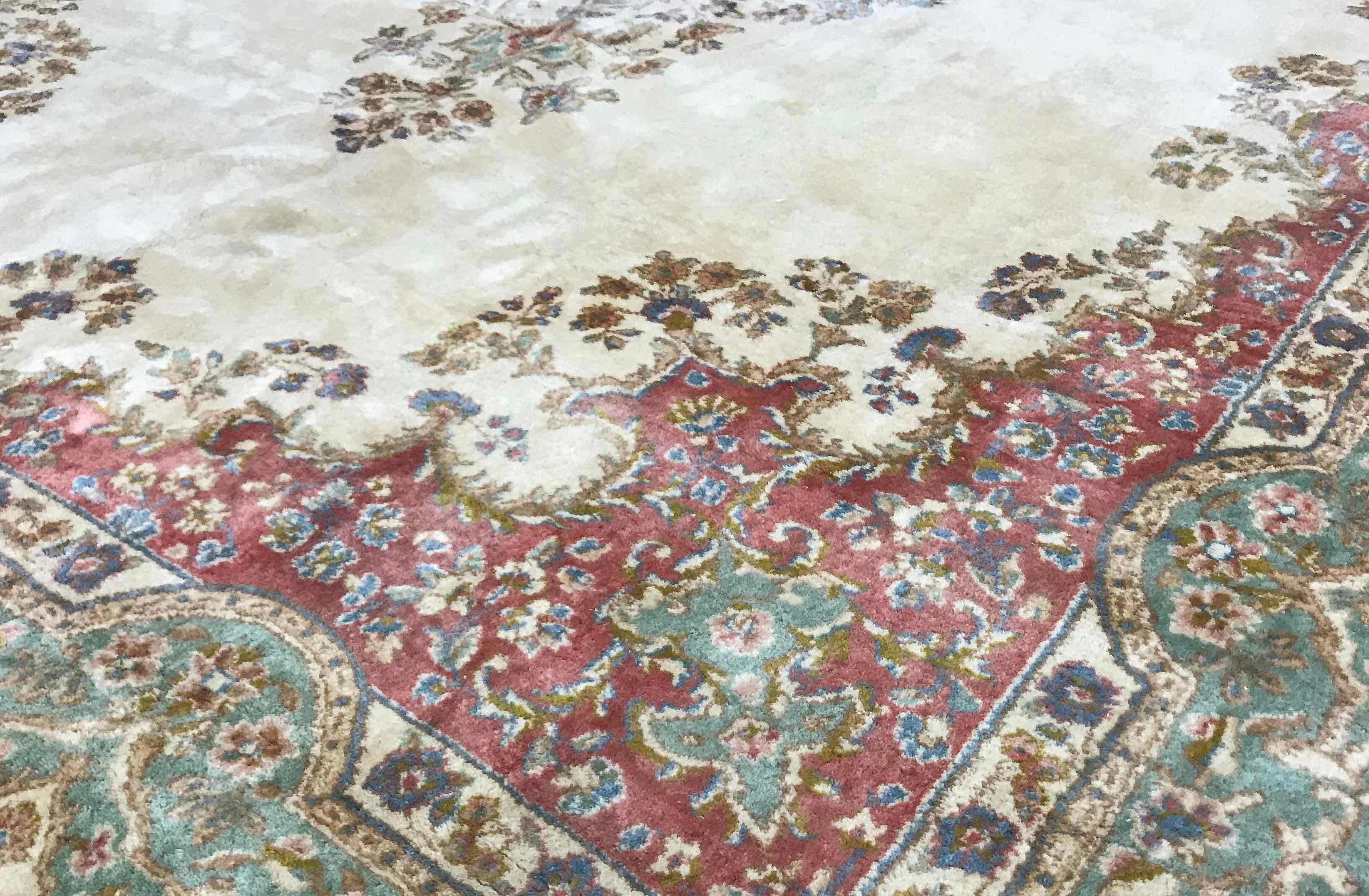 Tapis persan Kerman vintage, circa 1940. Les tapis Kerman, les plus imaginatifs de tous les tapis urbains persans anciens. La ville de Kerman est le siège de la province de Kerman, dans le sud-est de la Perse, et se situe à une altitude de 2000