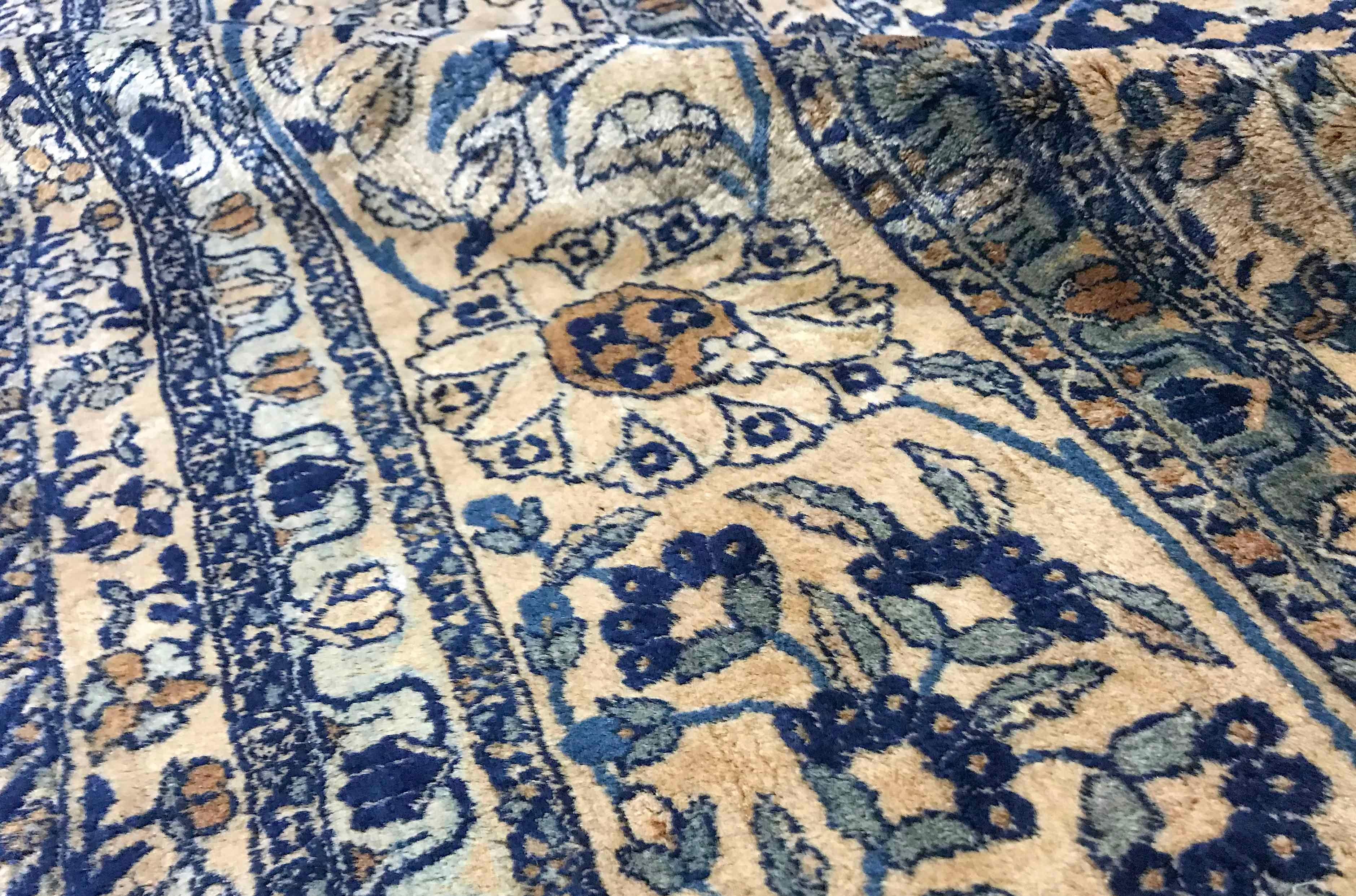 Alter persischer Kerman-Teppich, um 1940. Ein klassischer Kerman-Teppich, dessen Feld mit Rautenmustern gefüllt ist, von denen jedes eine andere blumengemusterte Innenseite hat, die alle von einer Hauptbordüre und mehreren Schutzborten umgeben sind,