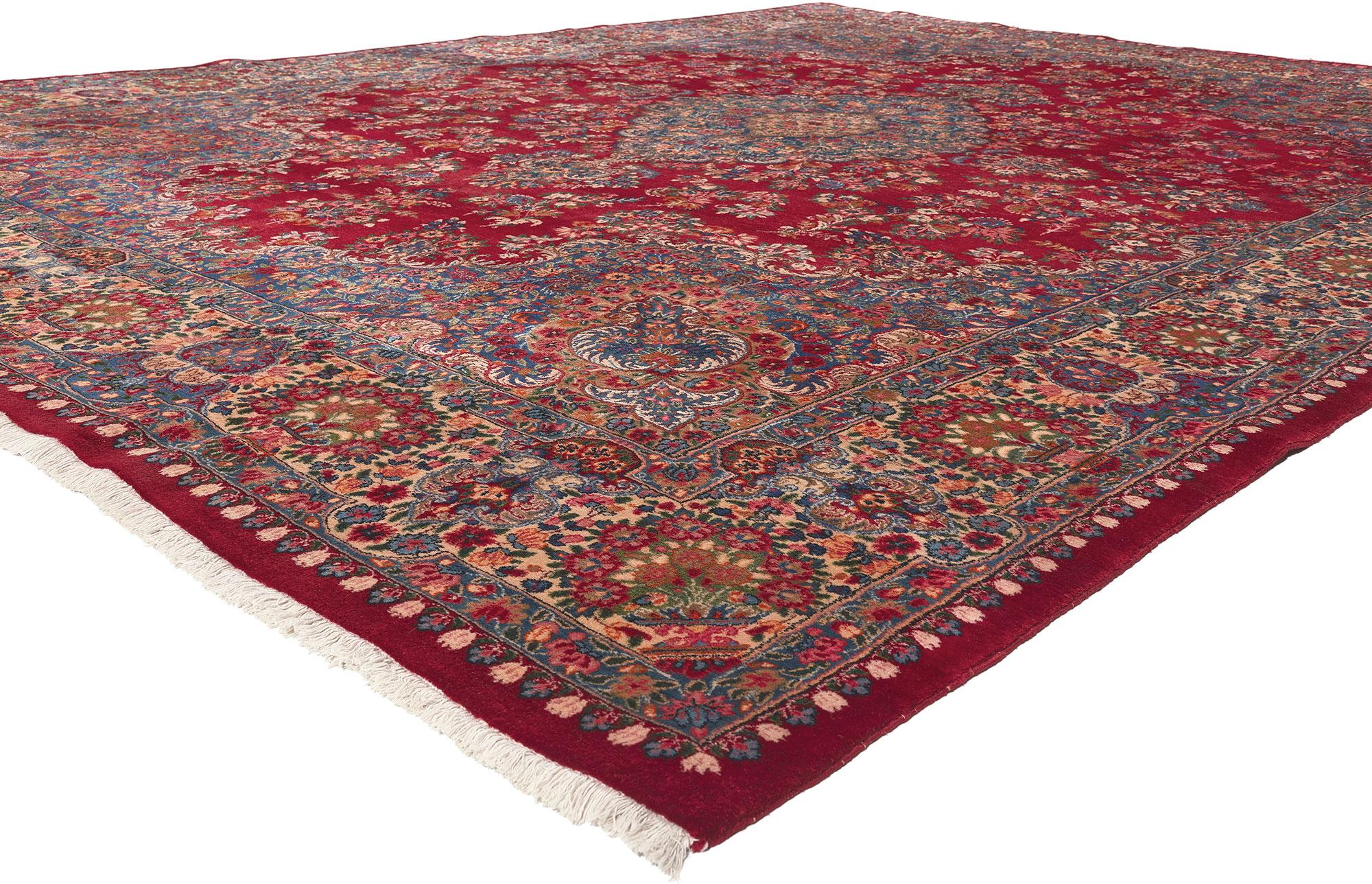 77718 Vintage Persisch Kerman Teppich, 10'00 x 12'10.
Klassische Eleganz trifft auf königlichen Charme in diesem persischen Vintage Kerman  Teppich. Das komplizierte Blumenmuster und die raffinierte Farbpalette, die in dieses Stück eingewebt sind,