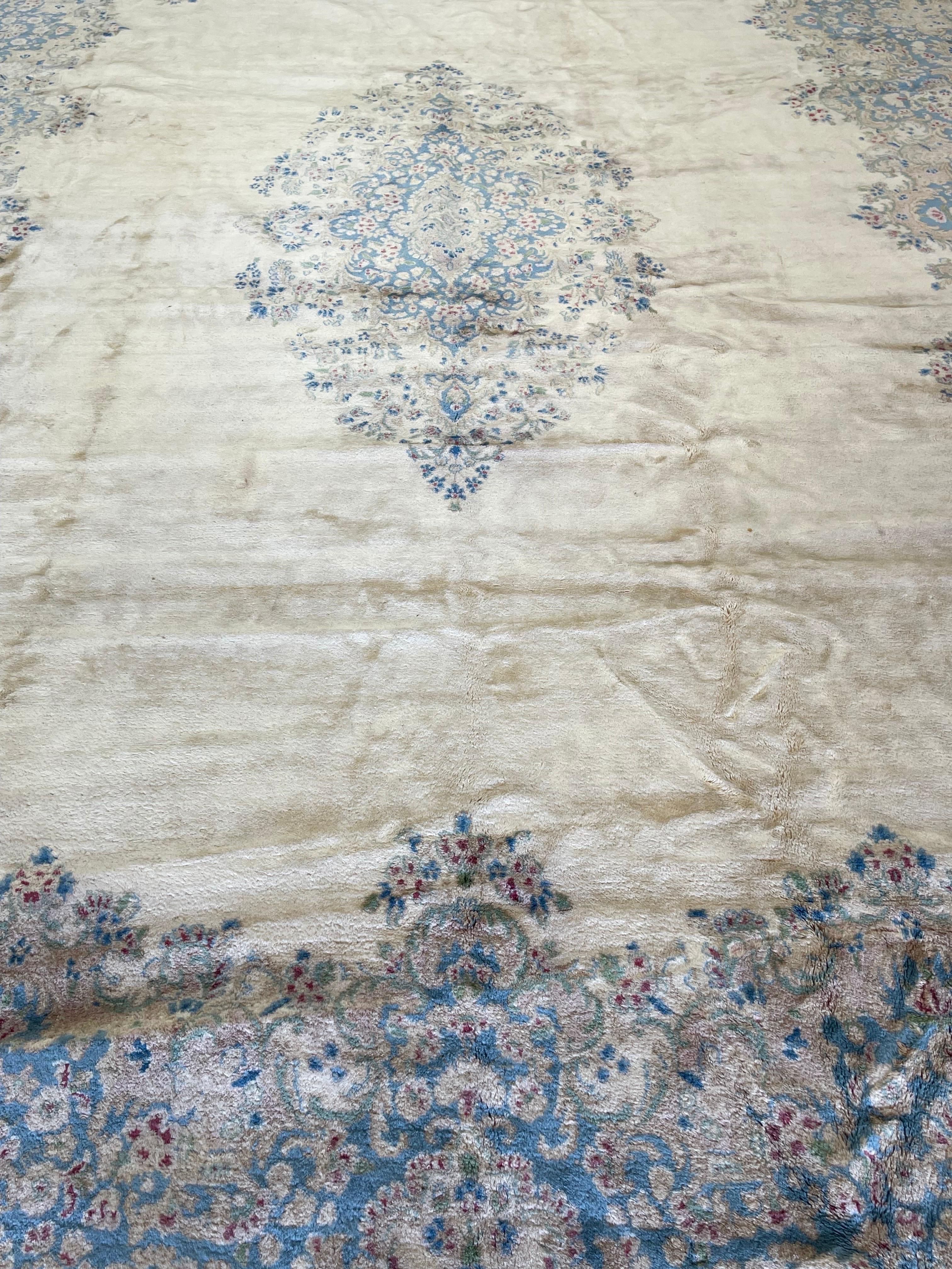 Schöne Farbkombinationen von weichen Pastellfeldern mit Schattierungen von Blau, Grün. Rosen und samen schmücken den Teppich.die floralen Muster wiederholt um die Seiten alle in einer ruhigen und harmonischen border.Excellent Zustand und keine