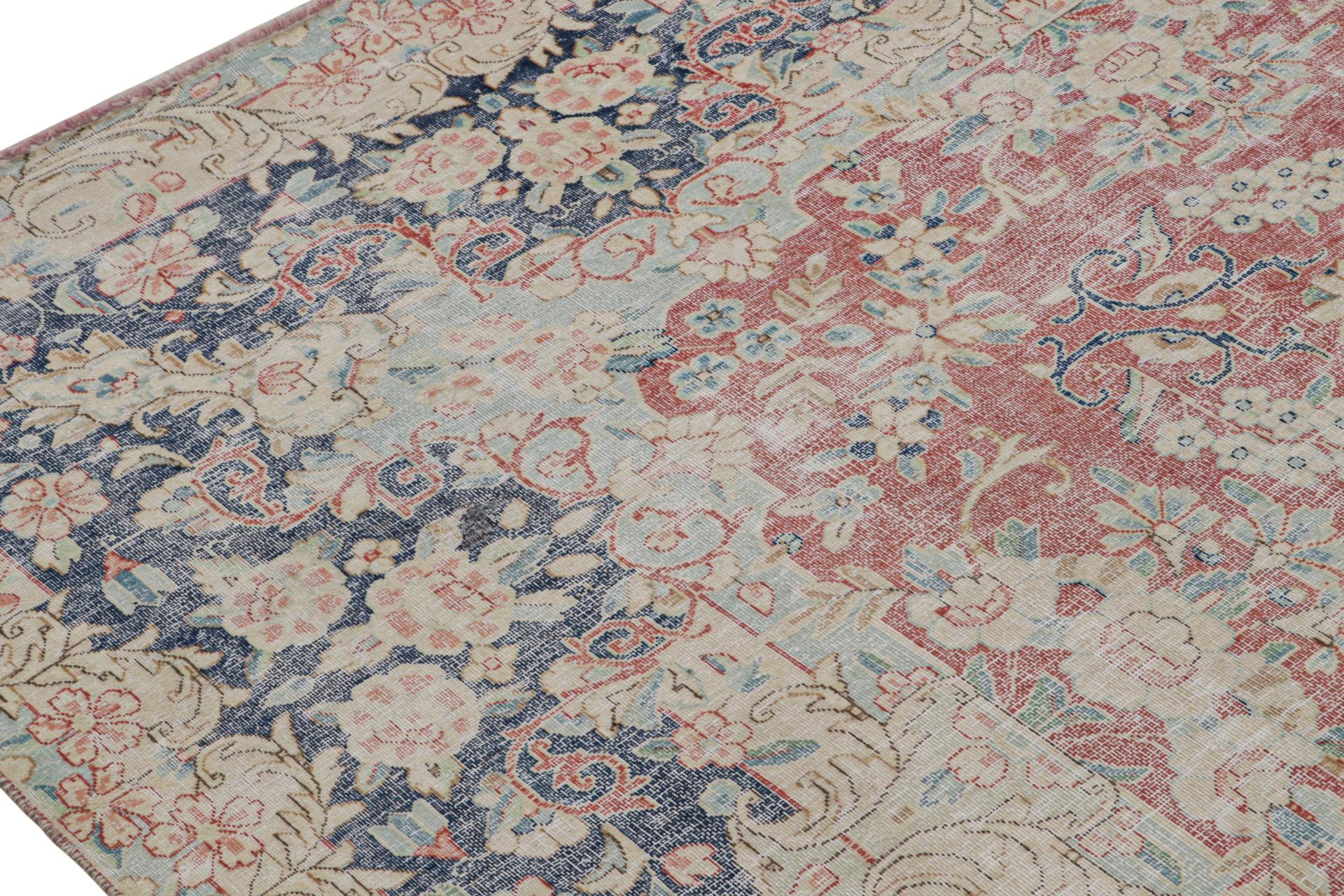 Persischer Kerman-Teppich im Vintage-Stil in Rot, Blau und Beige mit Blumenmuster von Rug & Kilim (Ende des 20. Jahrhunderts) im Angebot