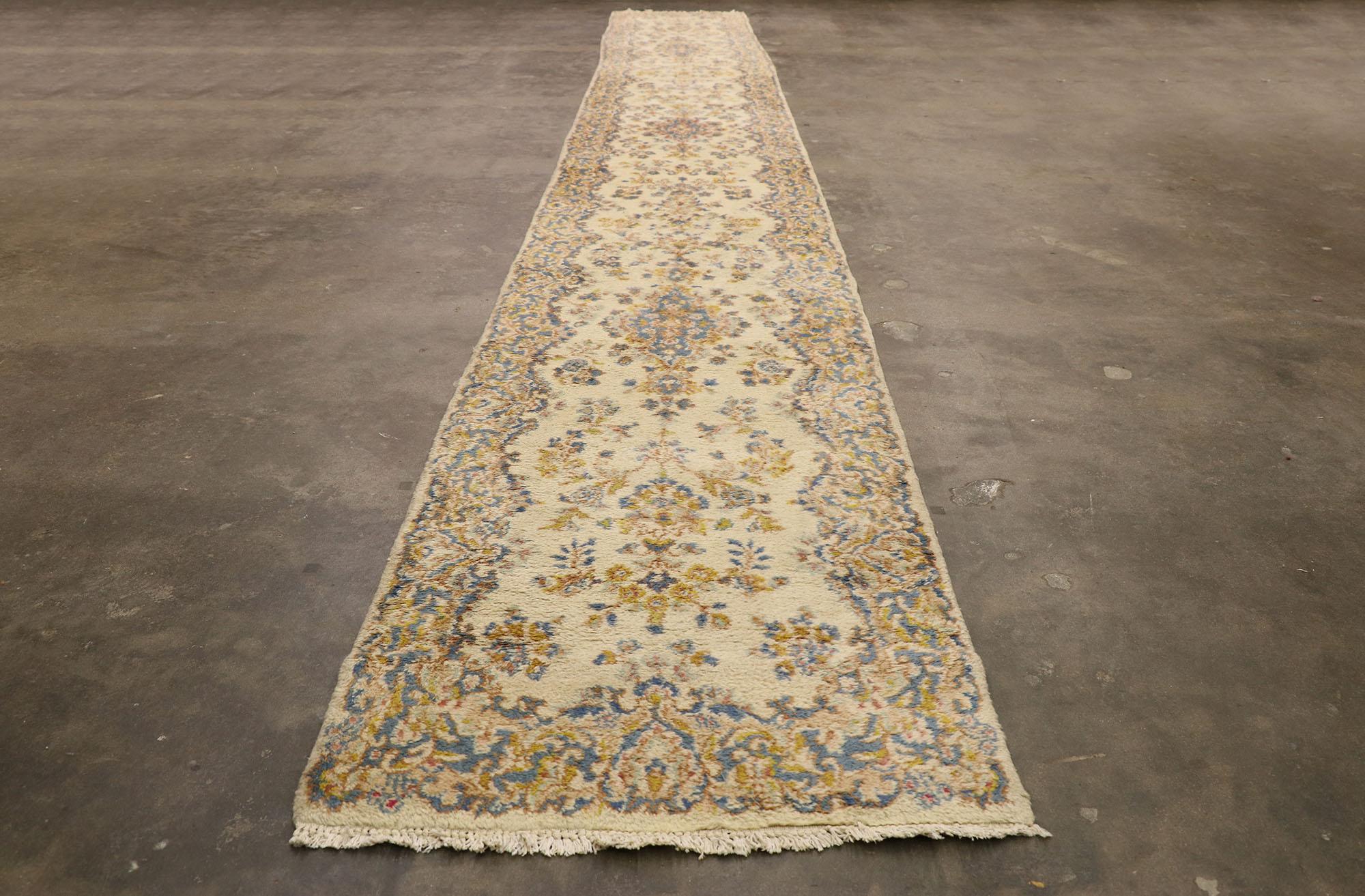 Persischer Kirman-Teppich aus der Mitte des 20. Jahrhunderts, 02'06 x 19'03 im Angebot 8