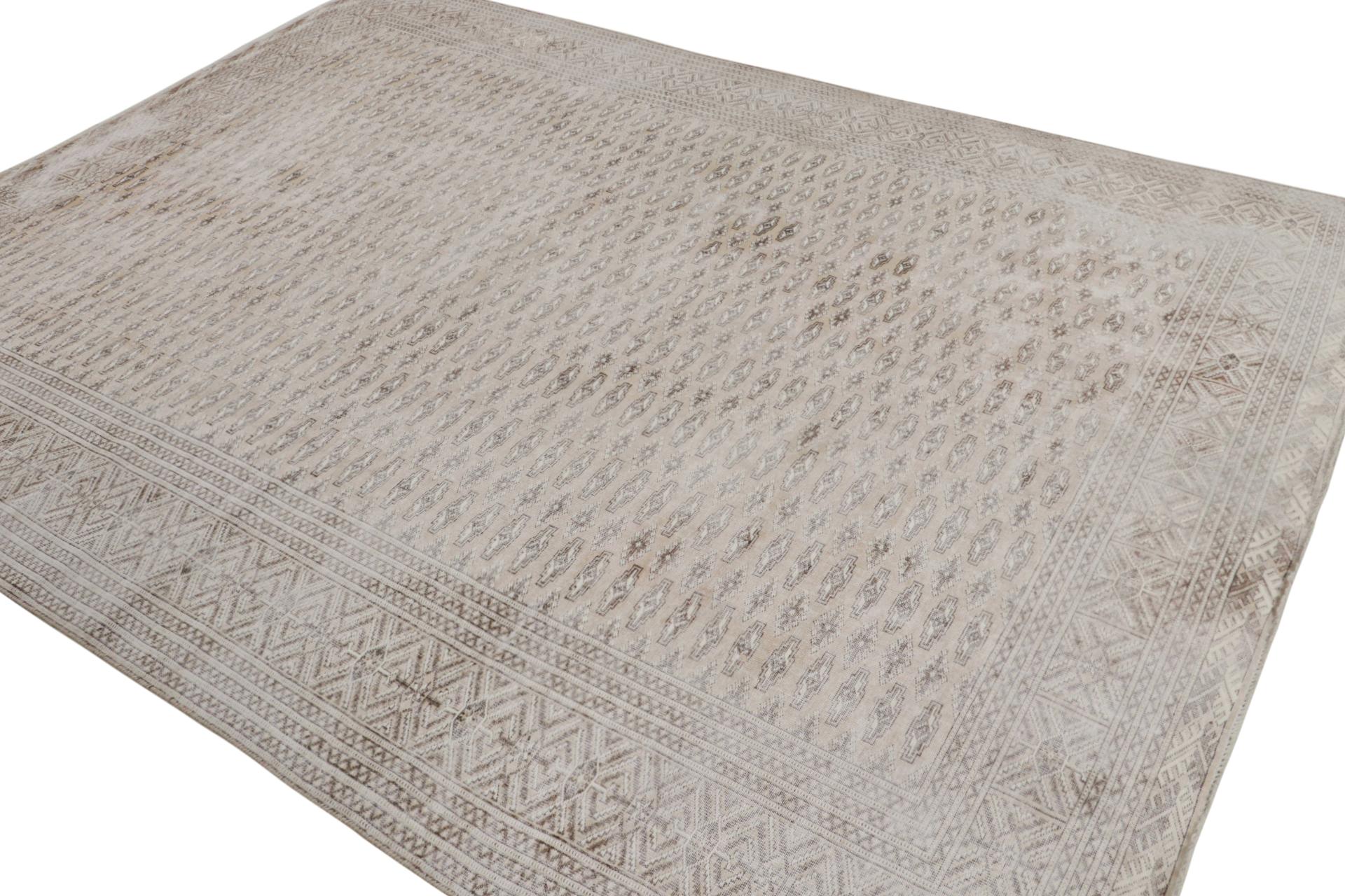 Noué à la main en laine vers 1970-1980, un tapis persan Kerman vintage 9×12  des dernières curations classiques de Rug & Kilim.

Sur le Design :

La pièce présente un lavage antique avec des couleurs subversives et vives pour un tapis de Kerman -