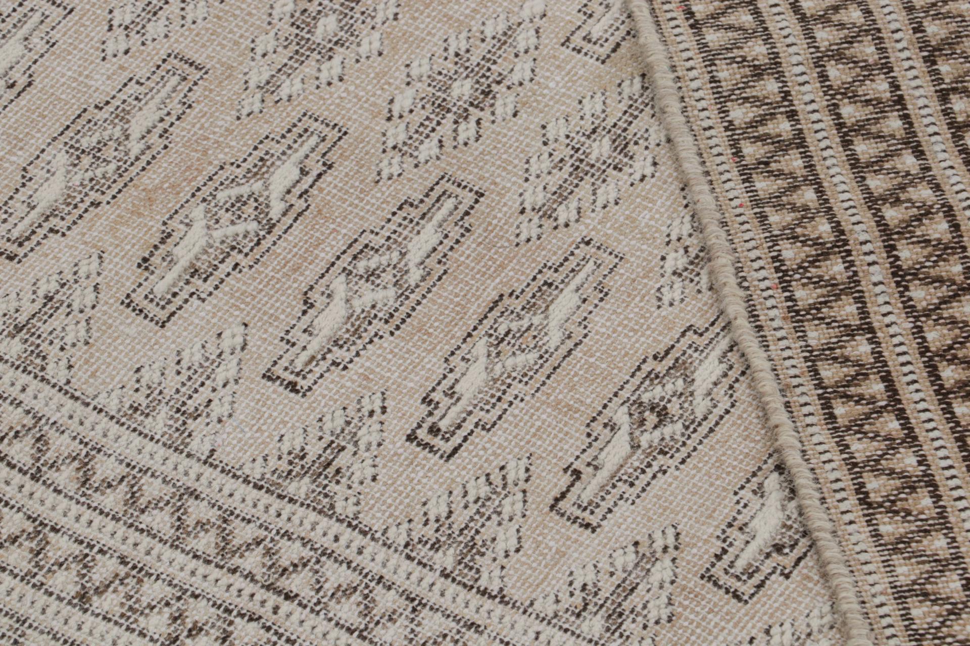 Laine Tapis vintage persan Kerman à motifs géométriques beige-brun, de Rug & Kilim en vente